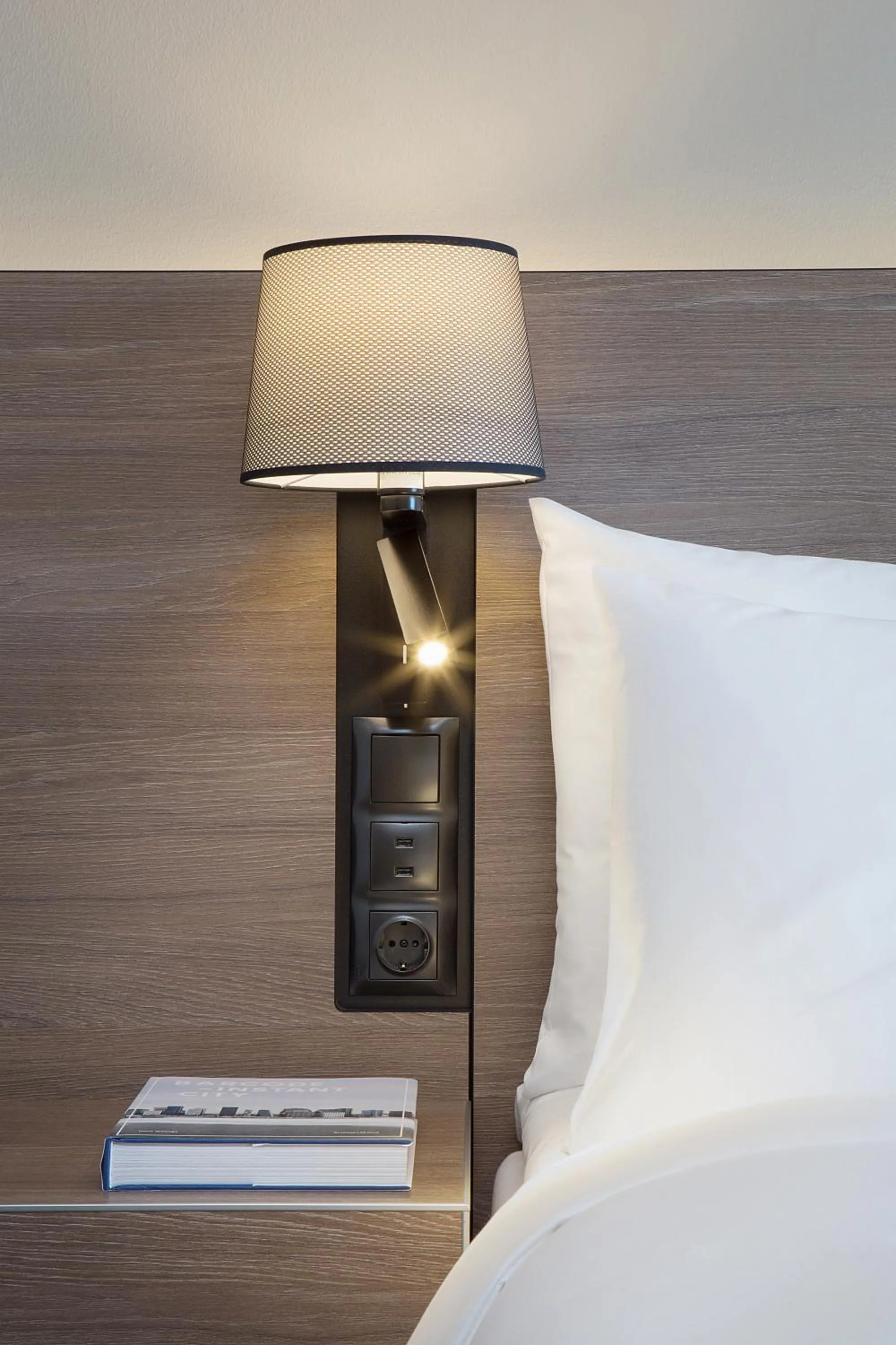 TV and multimedia, Bed in Radisson Blu Plaza Hotel, Oslo