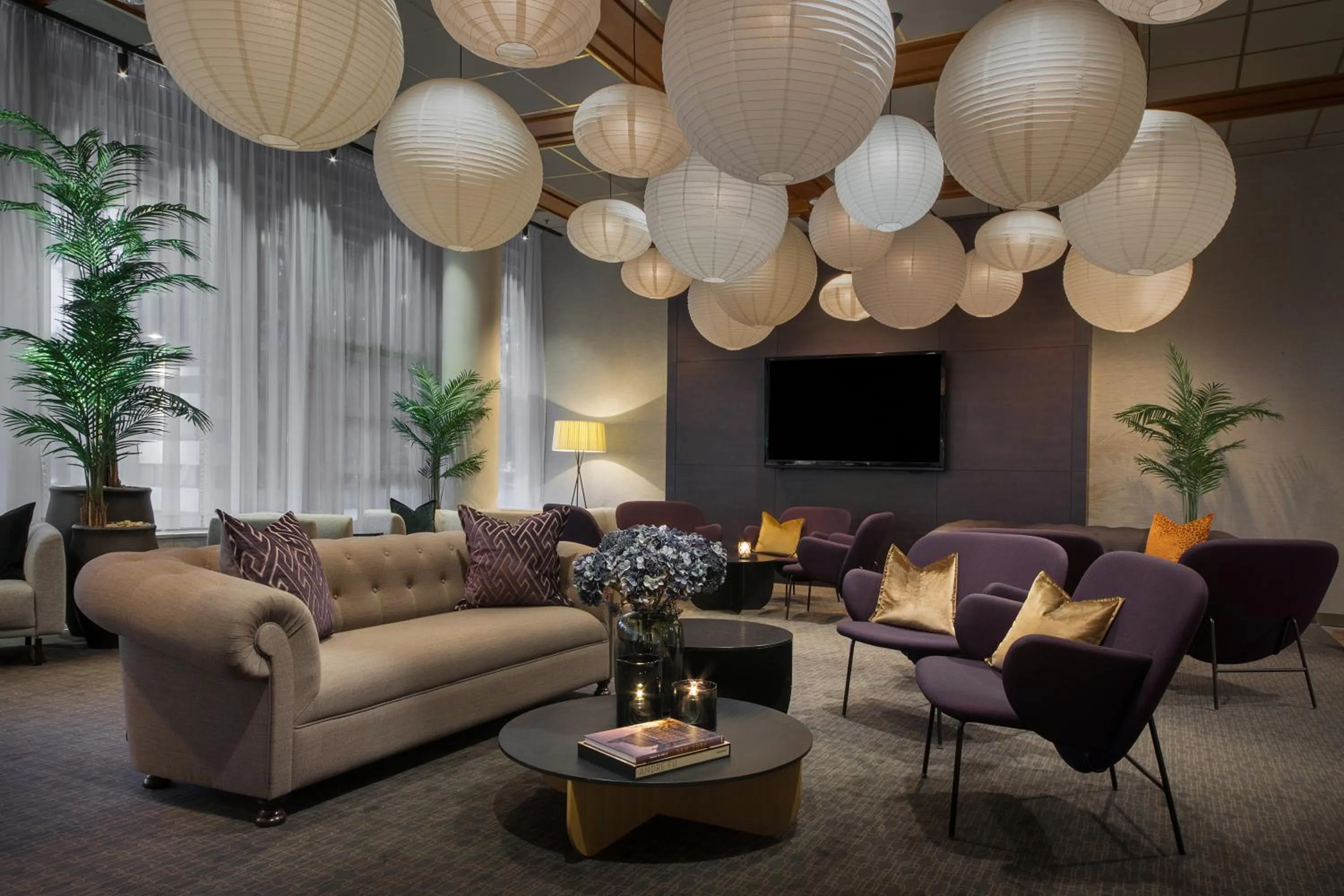 Communal lounge/ TV room in Radisson Blu Plaza Hotel, Oslo