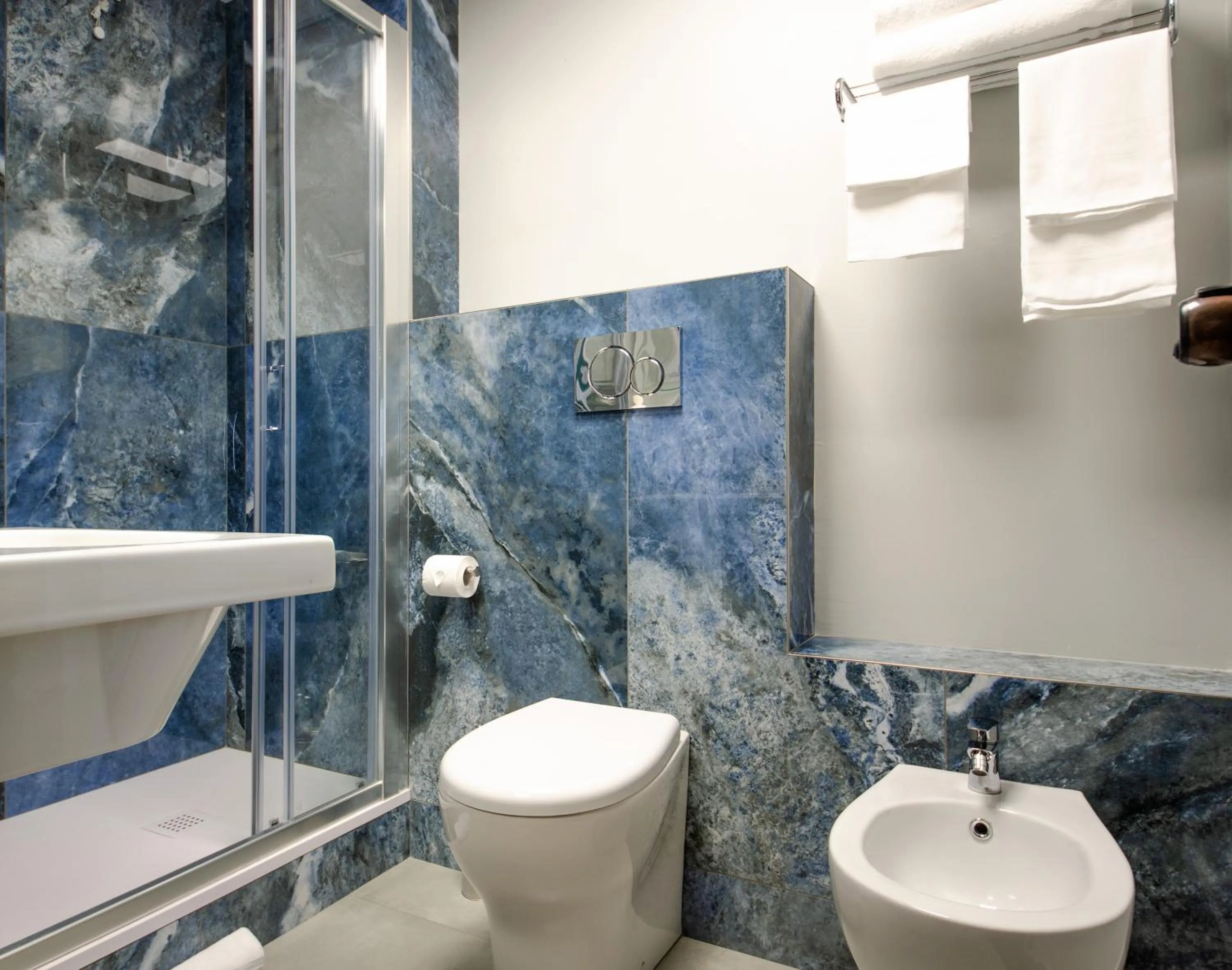 Shower in Hotel Palace del Conero