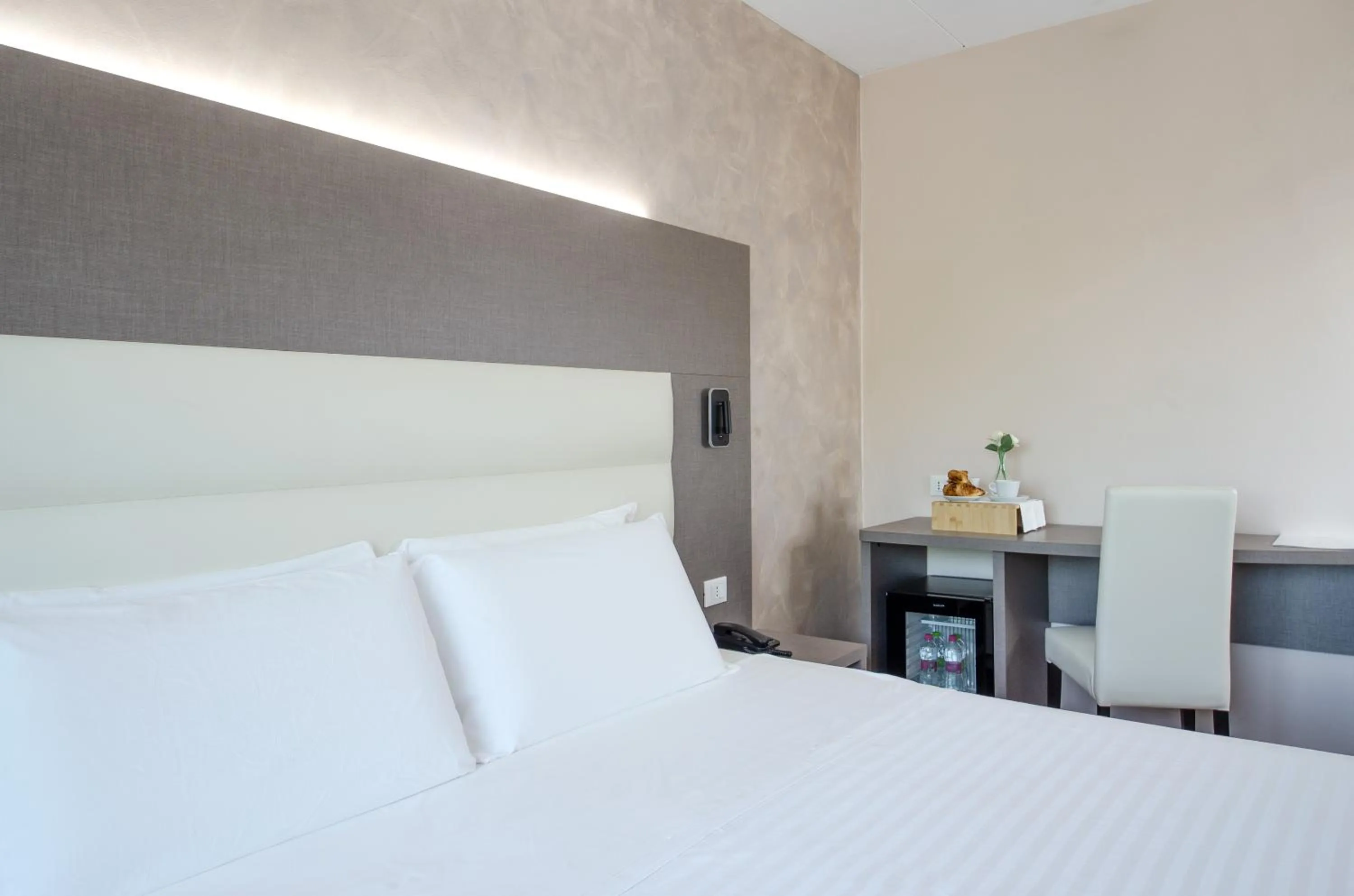 Bathroom, Bed in Hotel Palace del Conero