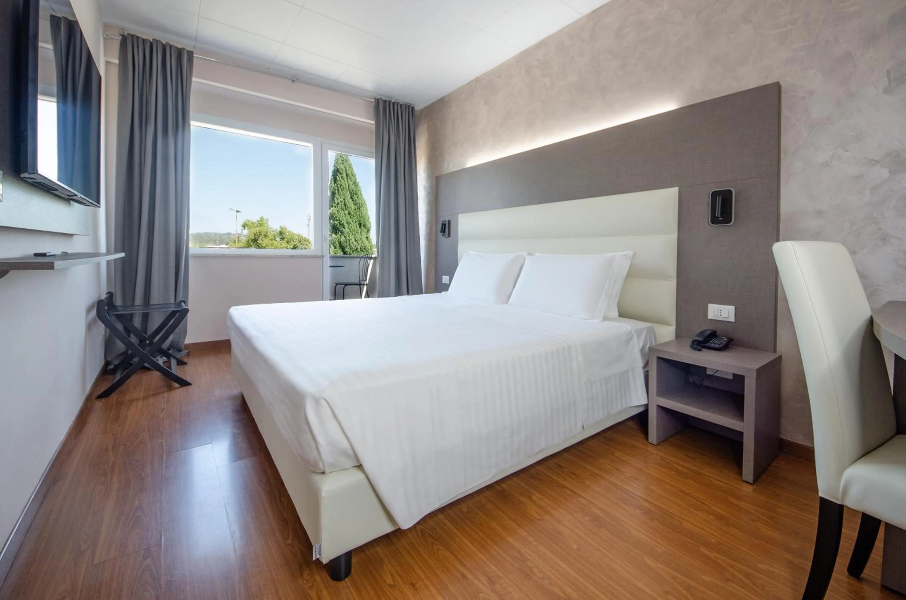 Bathroom, Bed in Hotel Palace del Conero