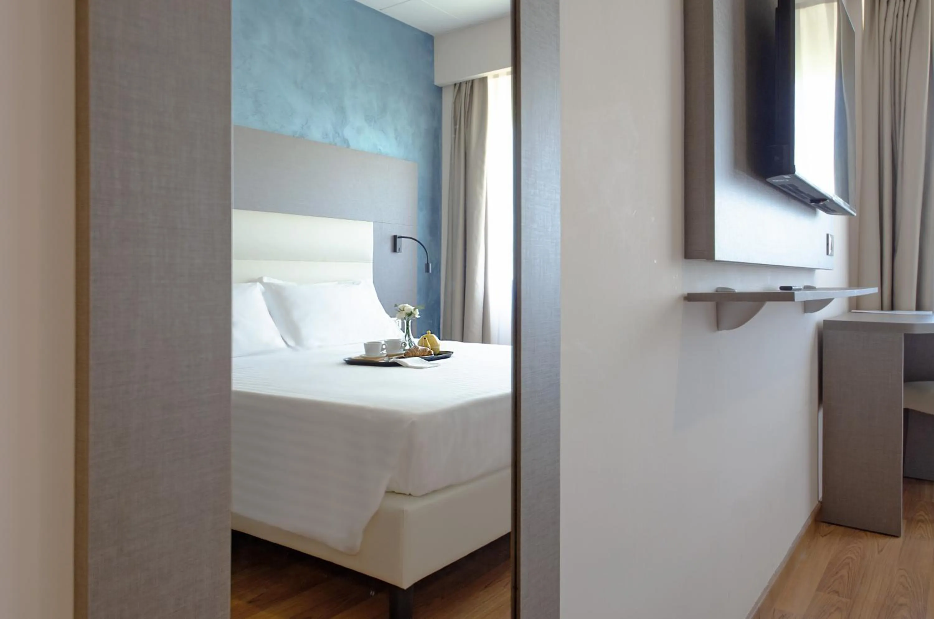 Bathroom, Bed in Hotel Palace del Conero