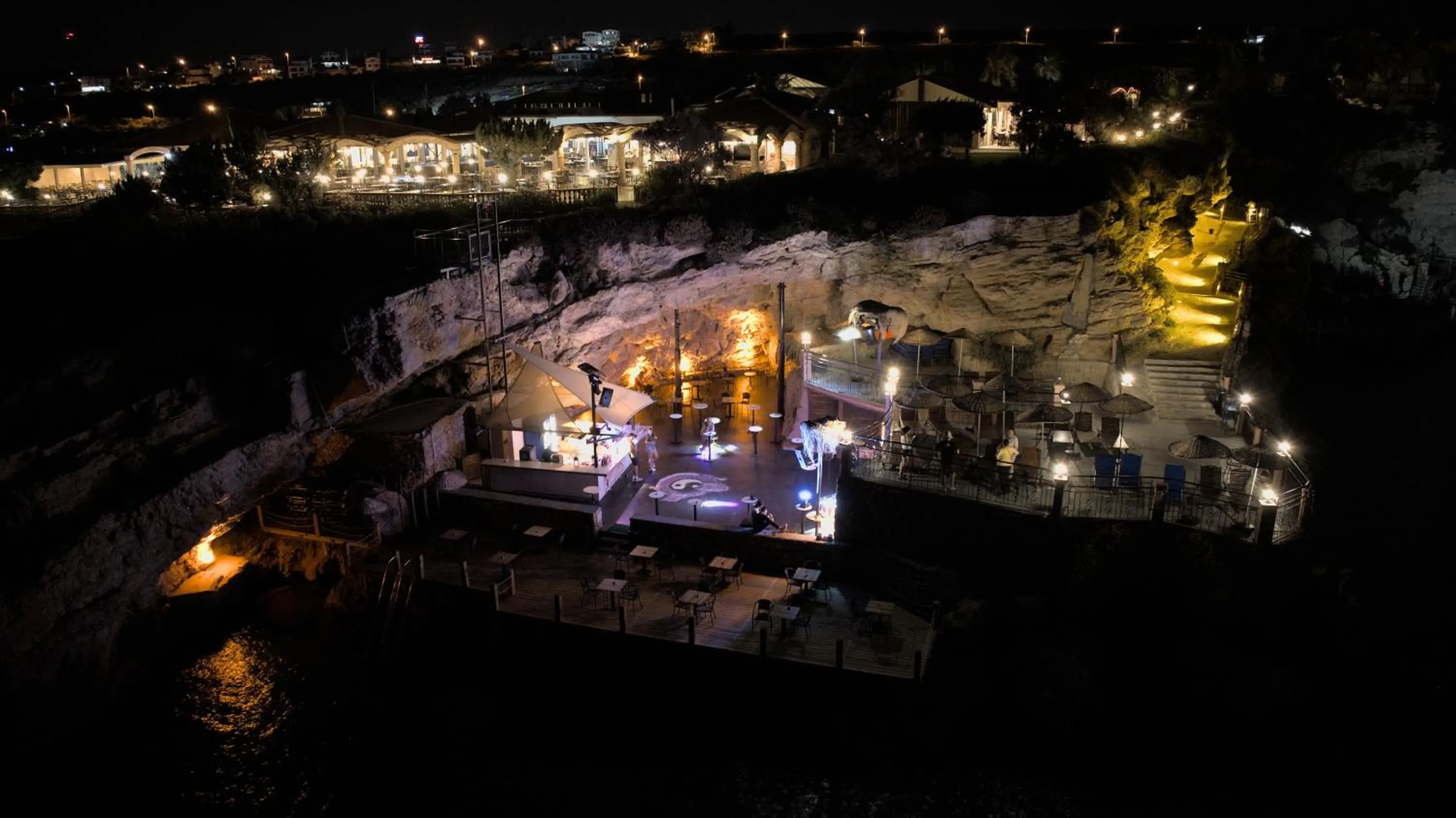 Night in Club Resort Atlantis