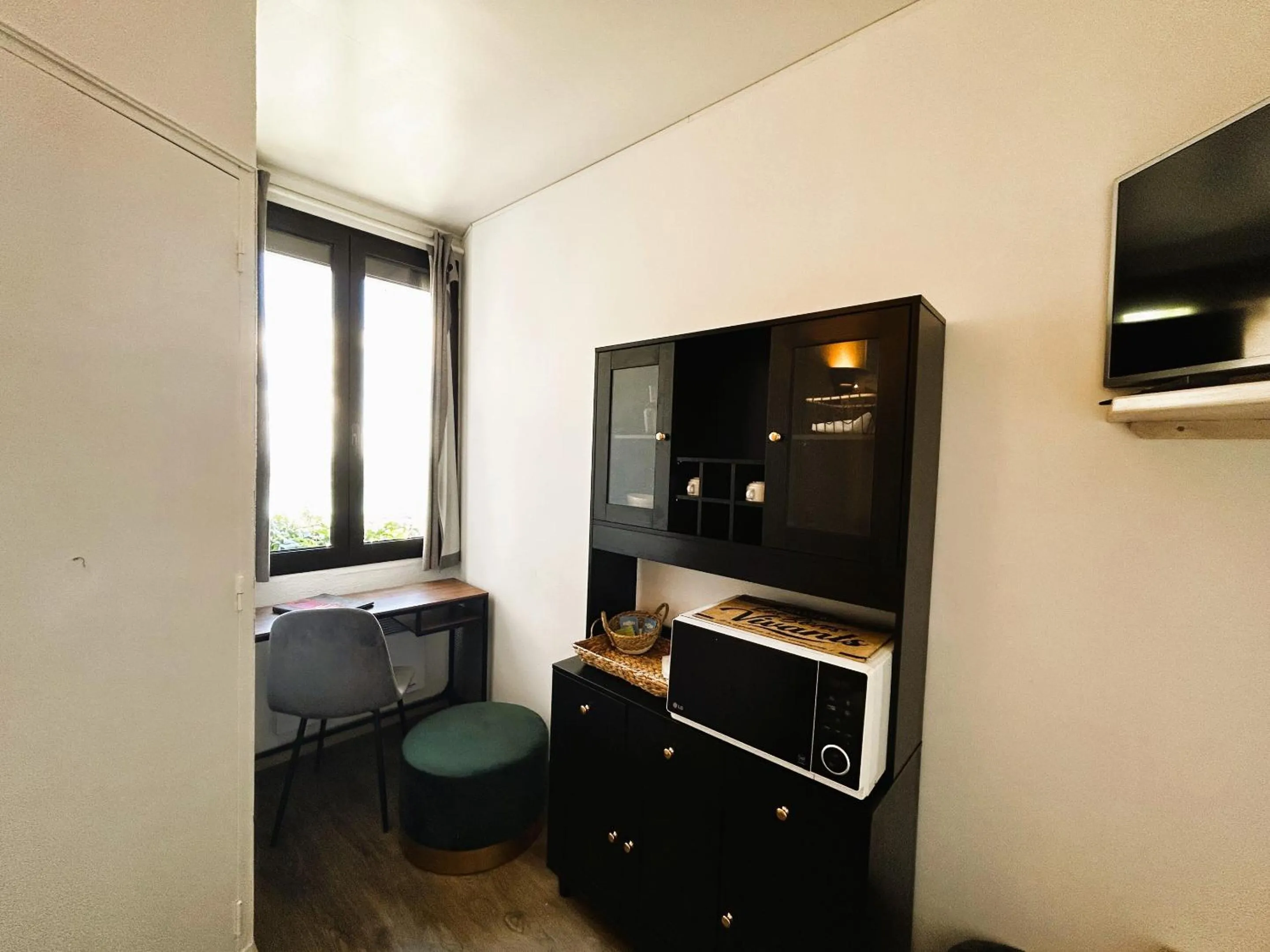 Kitchen or kitchenette in Gabrielle hôtel