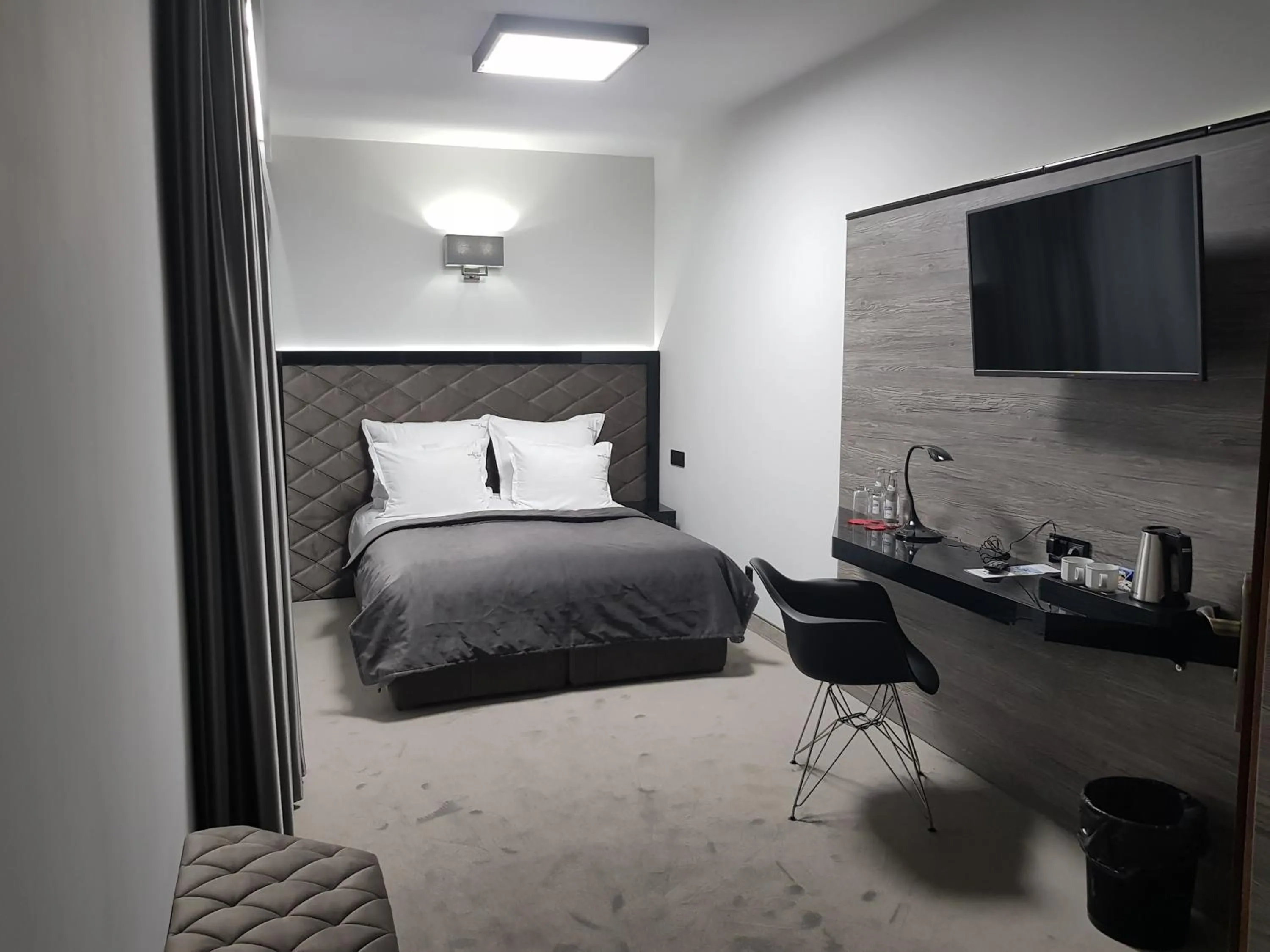 Photo of the whole room, Bed in Hotel Fado