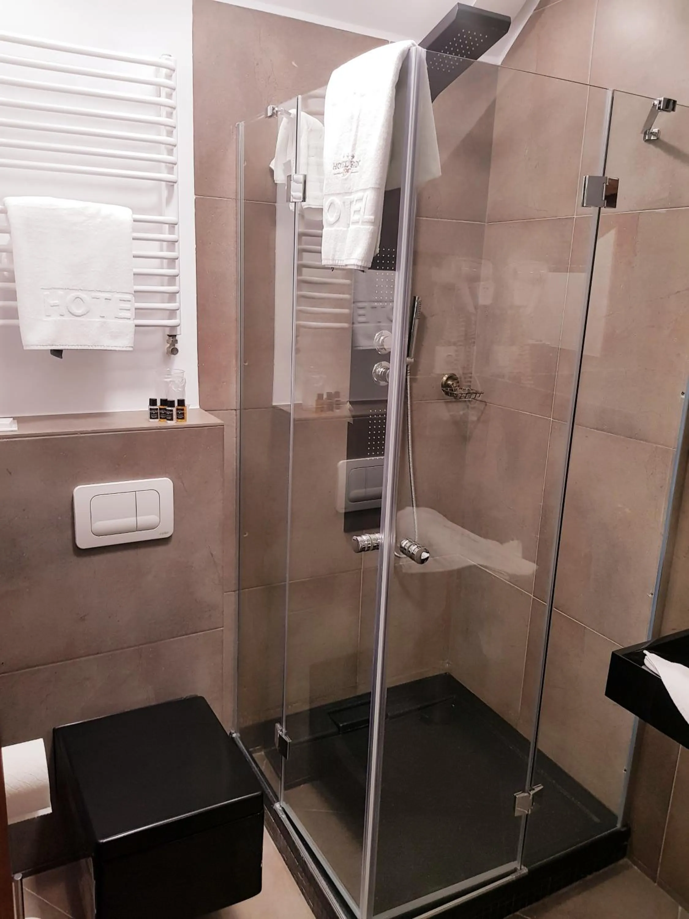 Shower in Hotel Fado