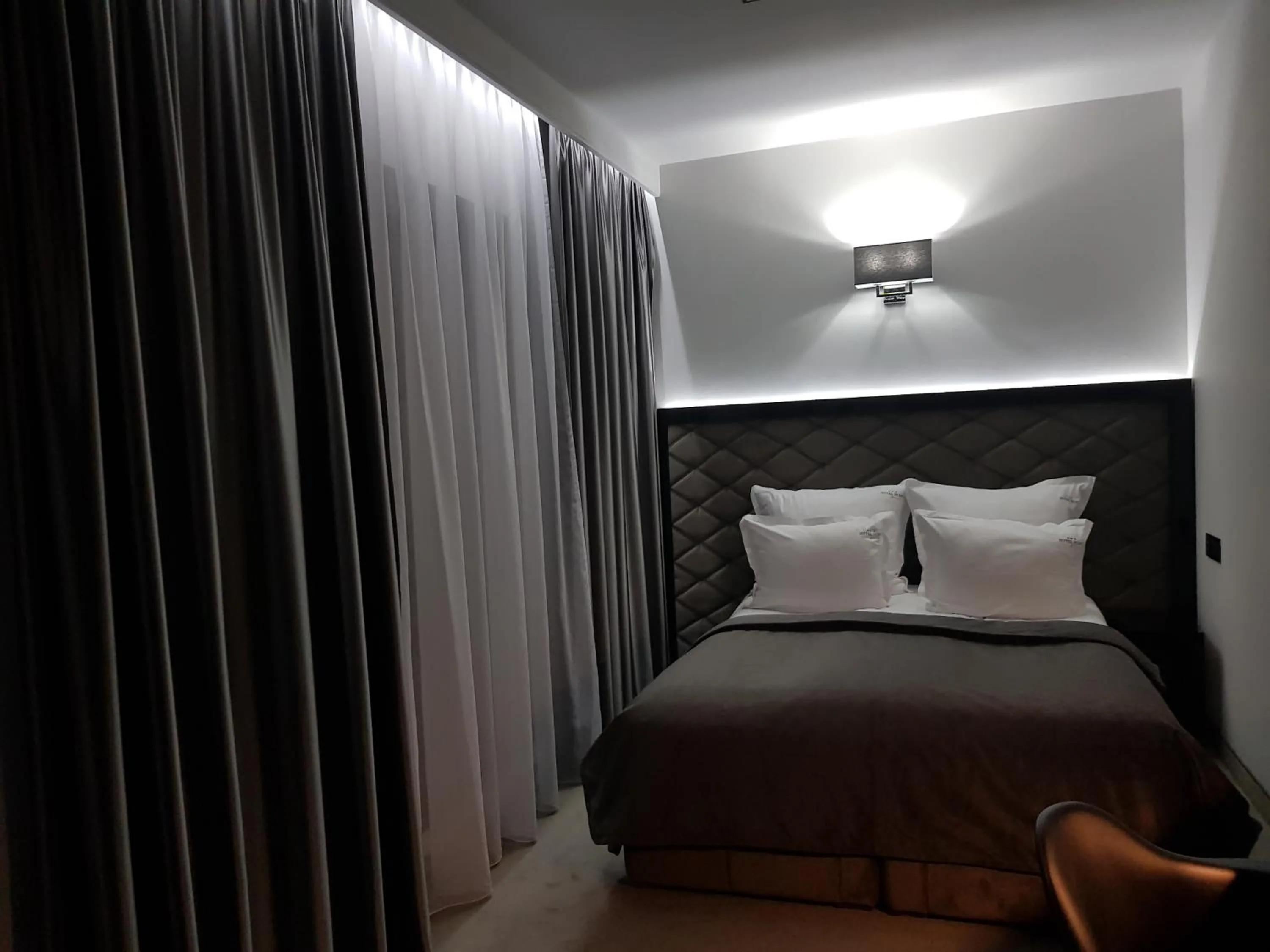 Photo of the whole room, Bed in Hotel Fado