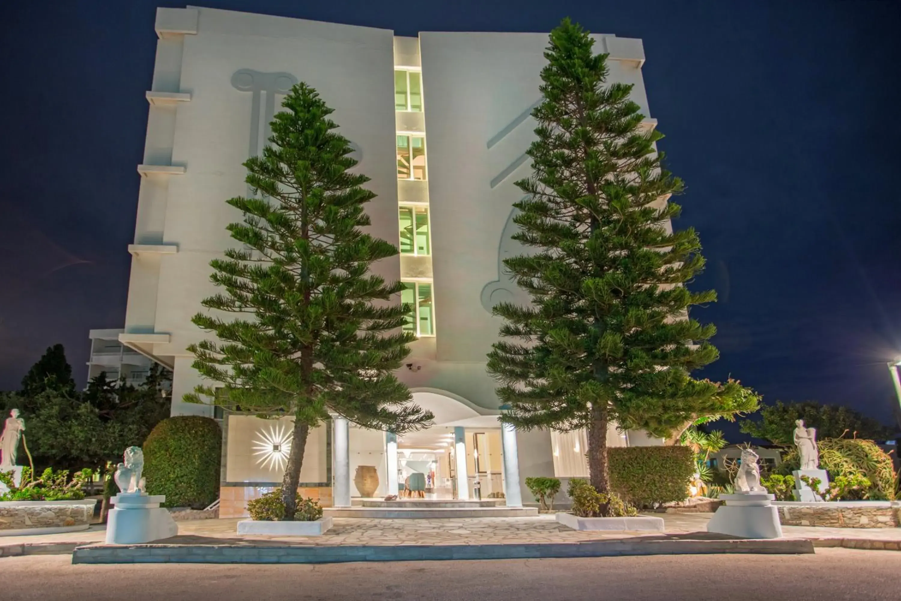 Facade/entrance in Atlantis Hotel Facade/entrance in Atlantis Hotel