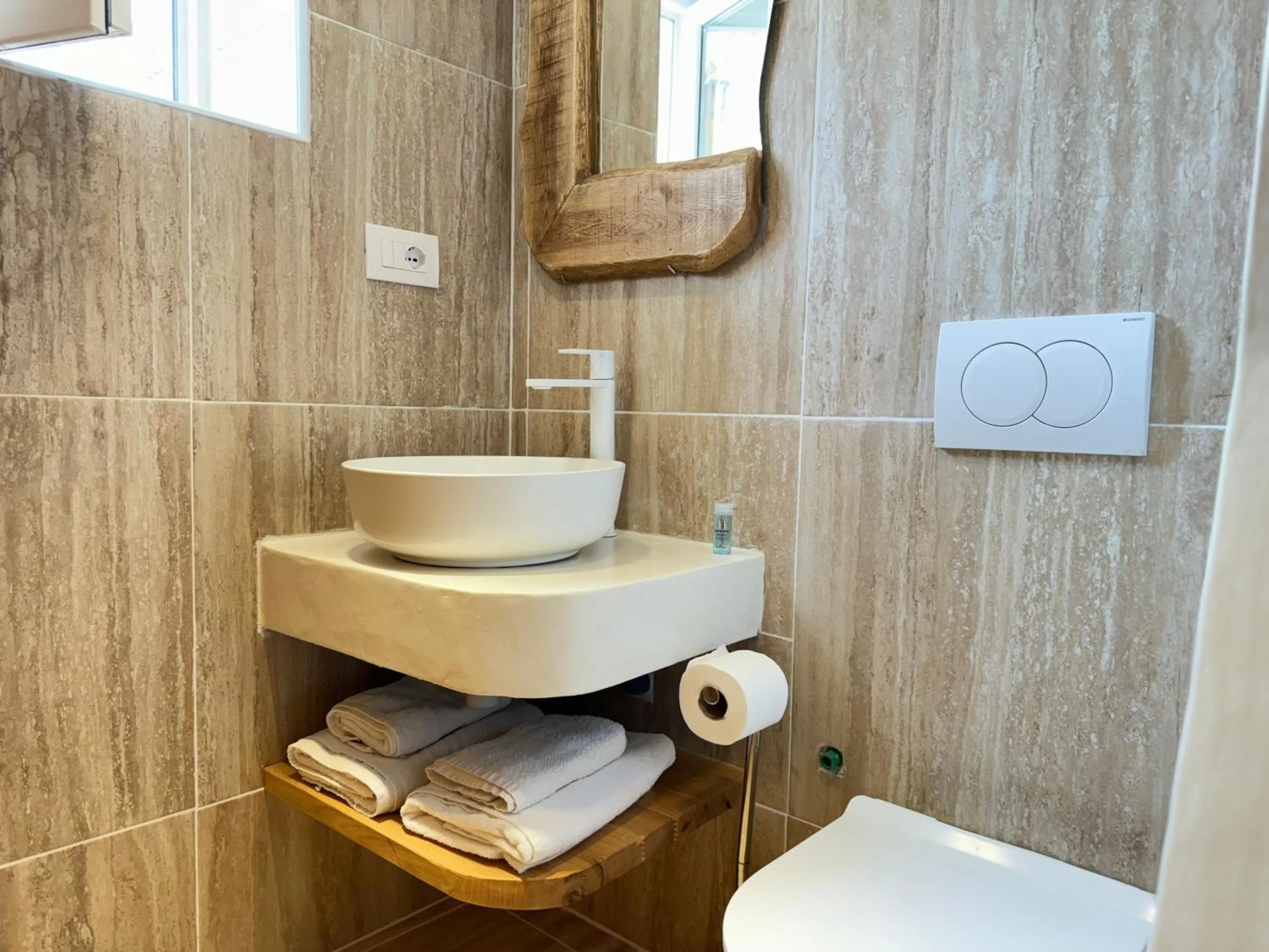 Toilet in Argileos
