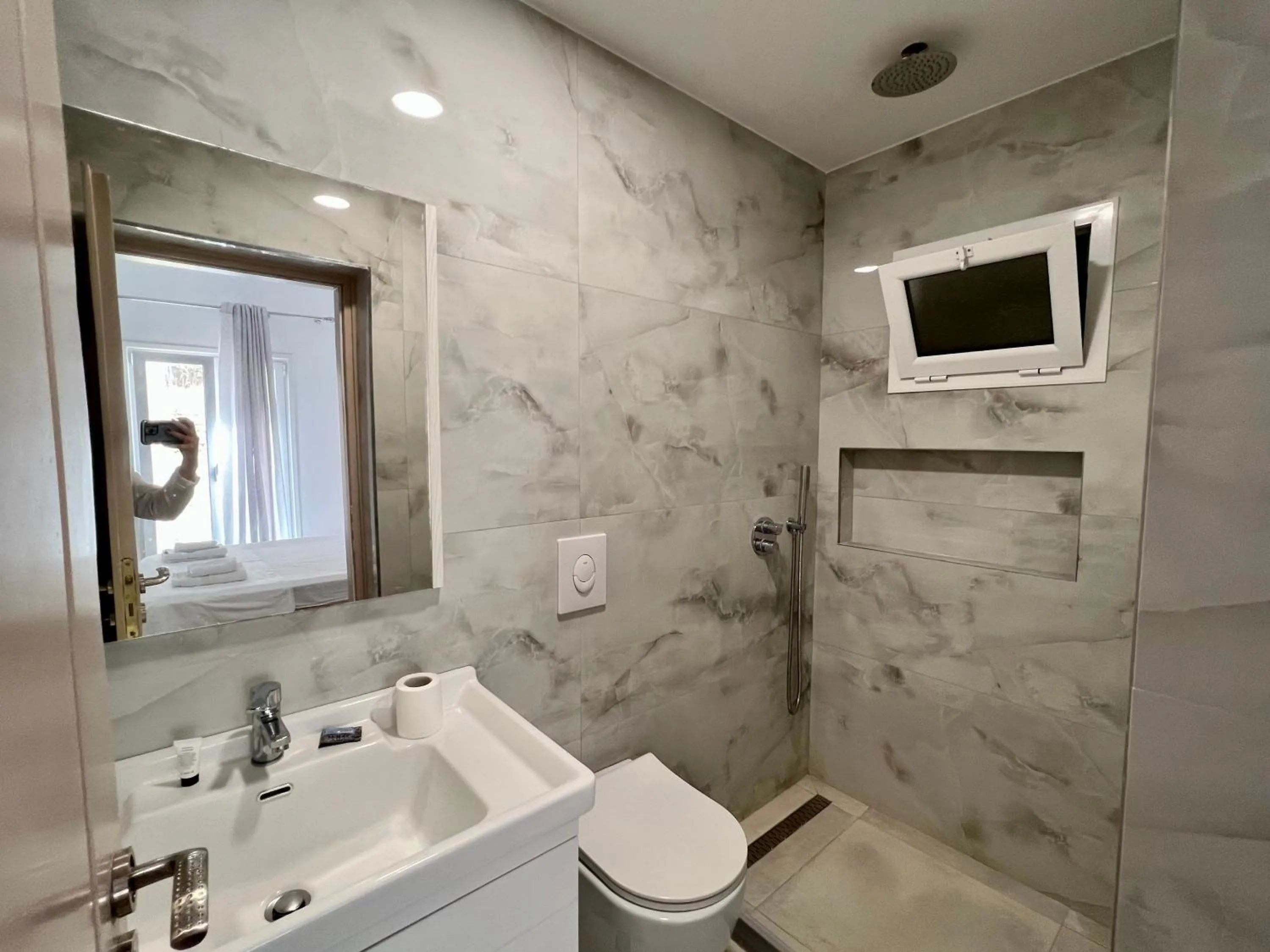 Shower in Argileos
