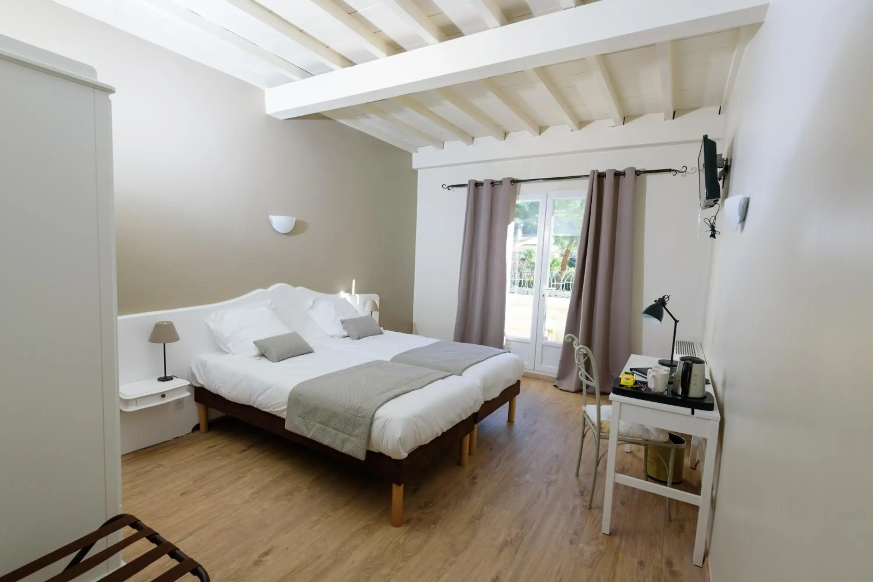 Double or twin Room with Terrace and Park View in Hôtel Belesso Double or twin Room with Terrace and Park View in Hôtel Belesso