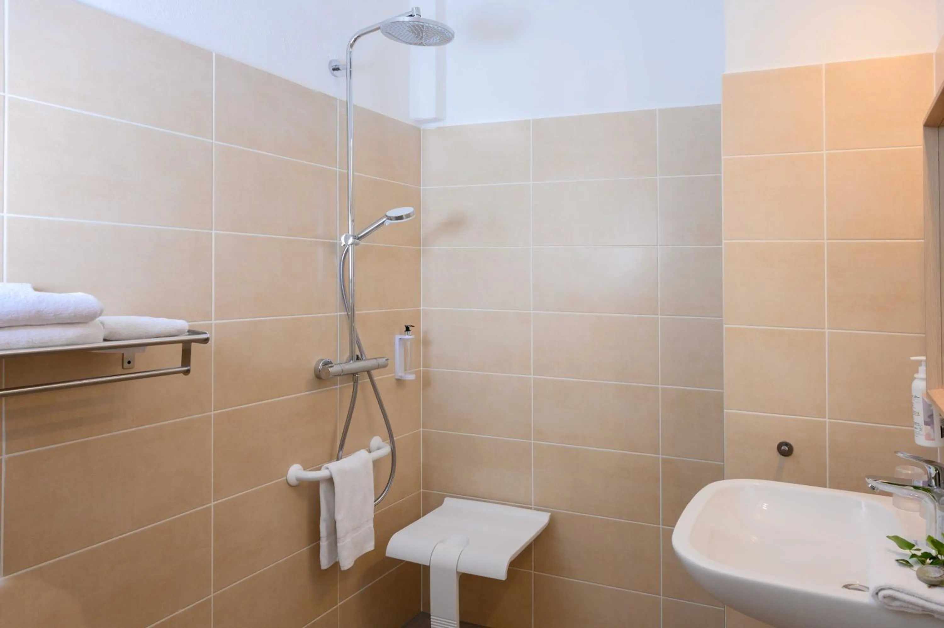 Shower in Hôtel Belesso