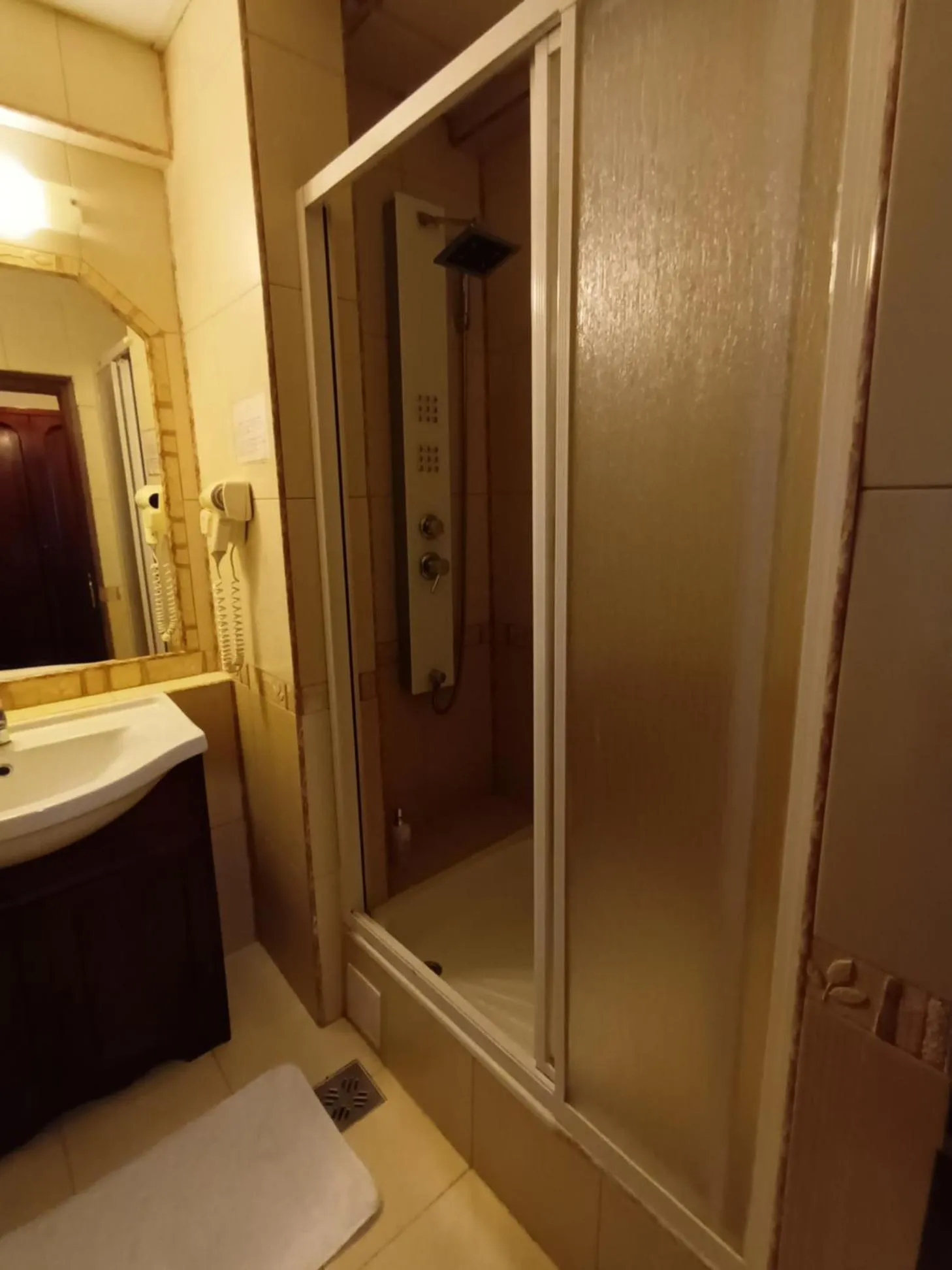 Bathroom in Hotel Mara