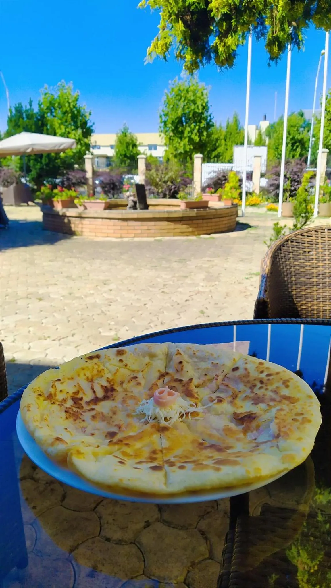 Restaurant/places to eat in Hotel Mara