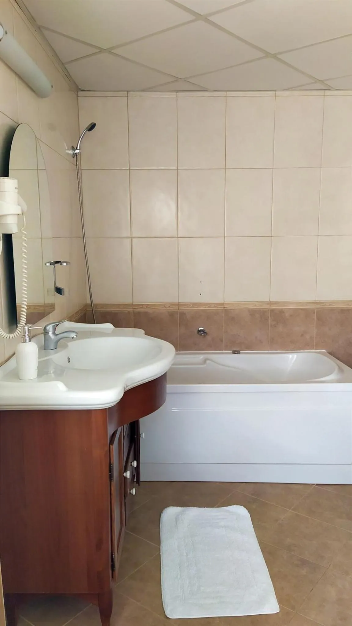 Hot Tub, Bed in Hotel Mara