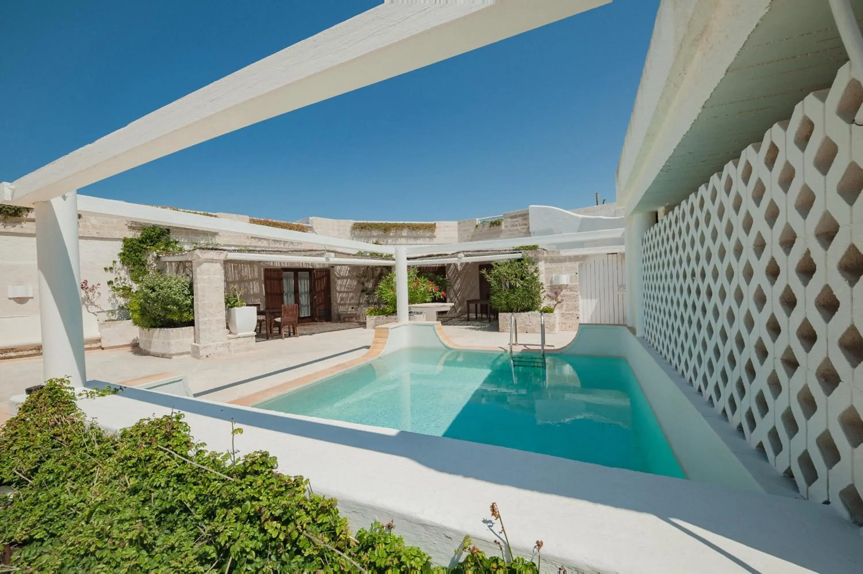 Property building in La Peschiera Property building in La Peschiera