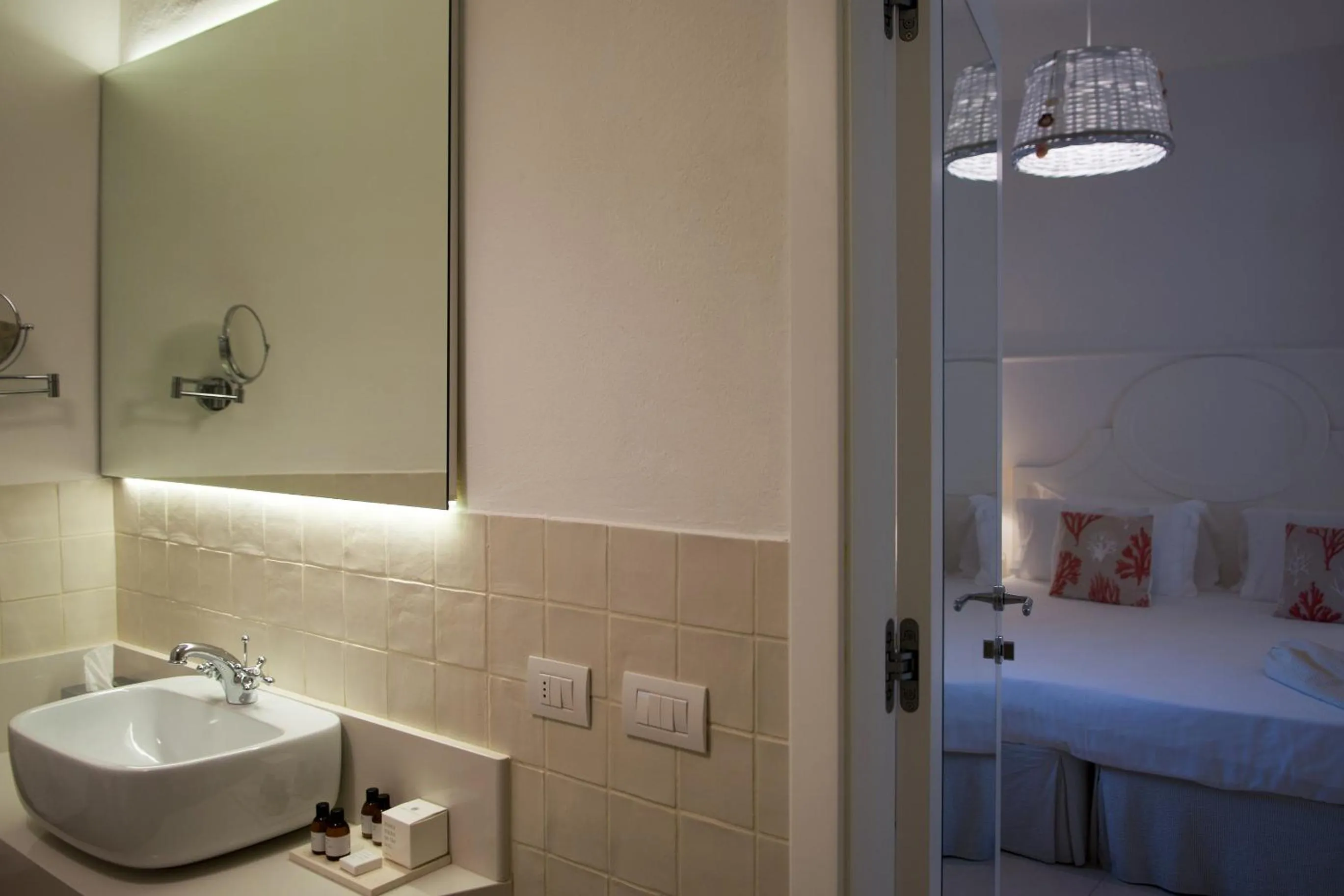 Bathroom, Bed in La Peschiera