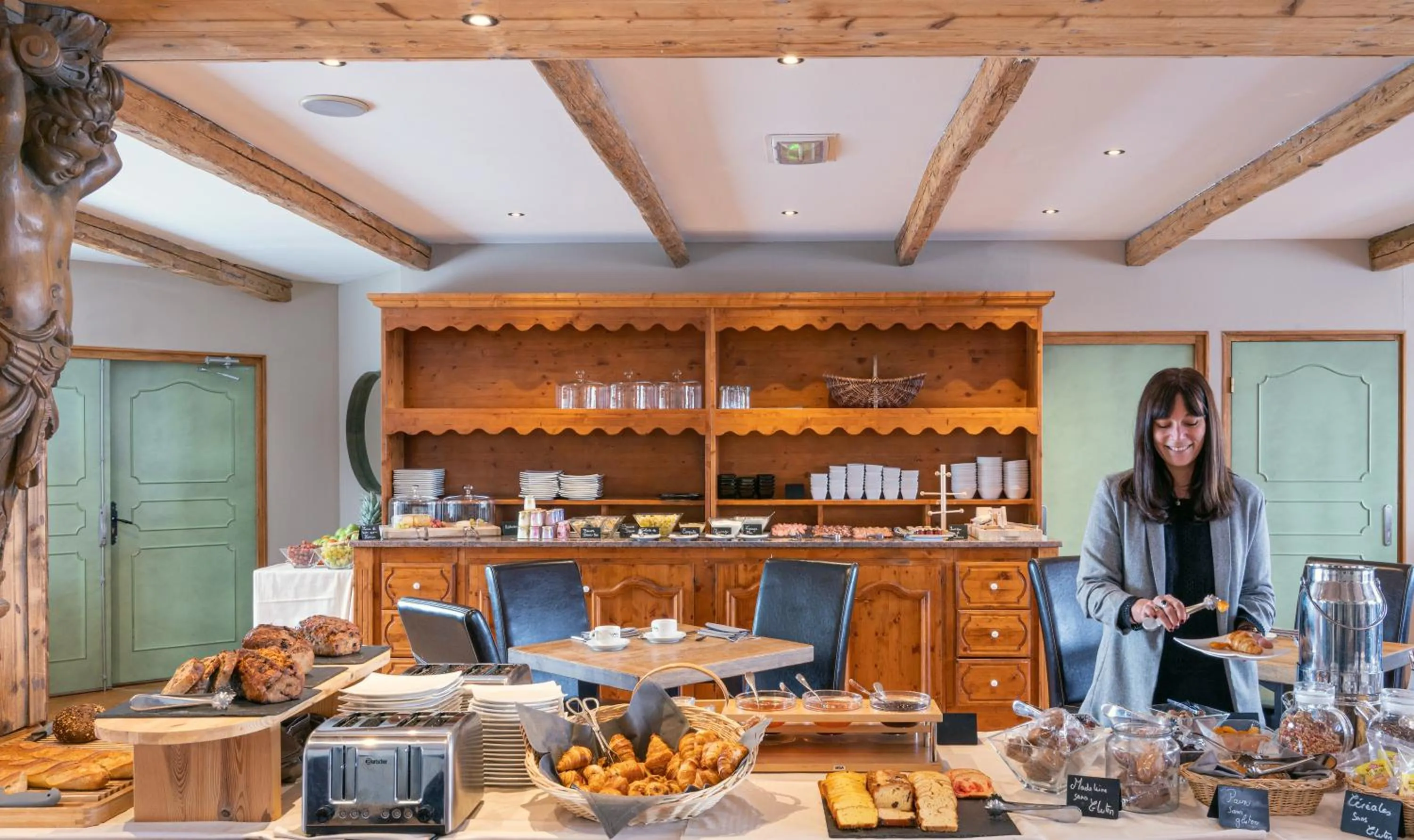 Buffet breakfast in Hôtel Les Suites du Montana by Les Etincelles