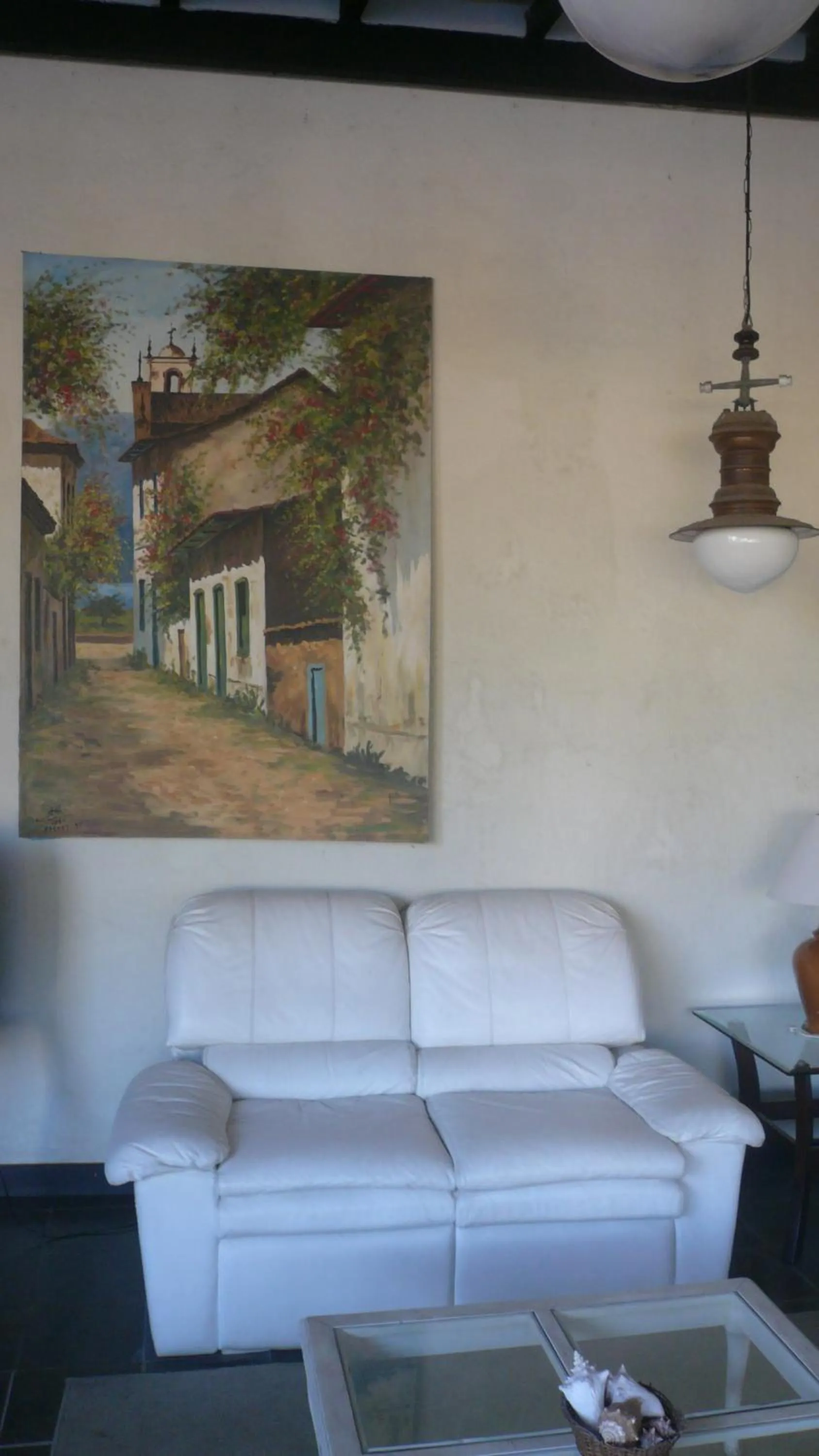 Communal lounge/ TV room in Pousada do Tesouro