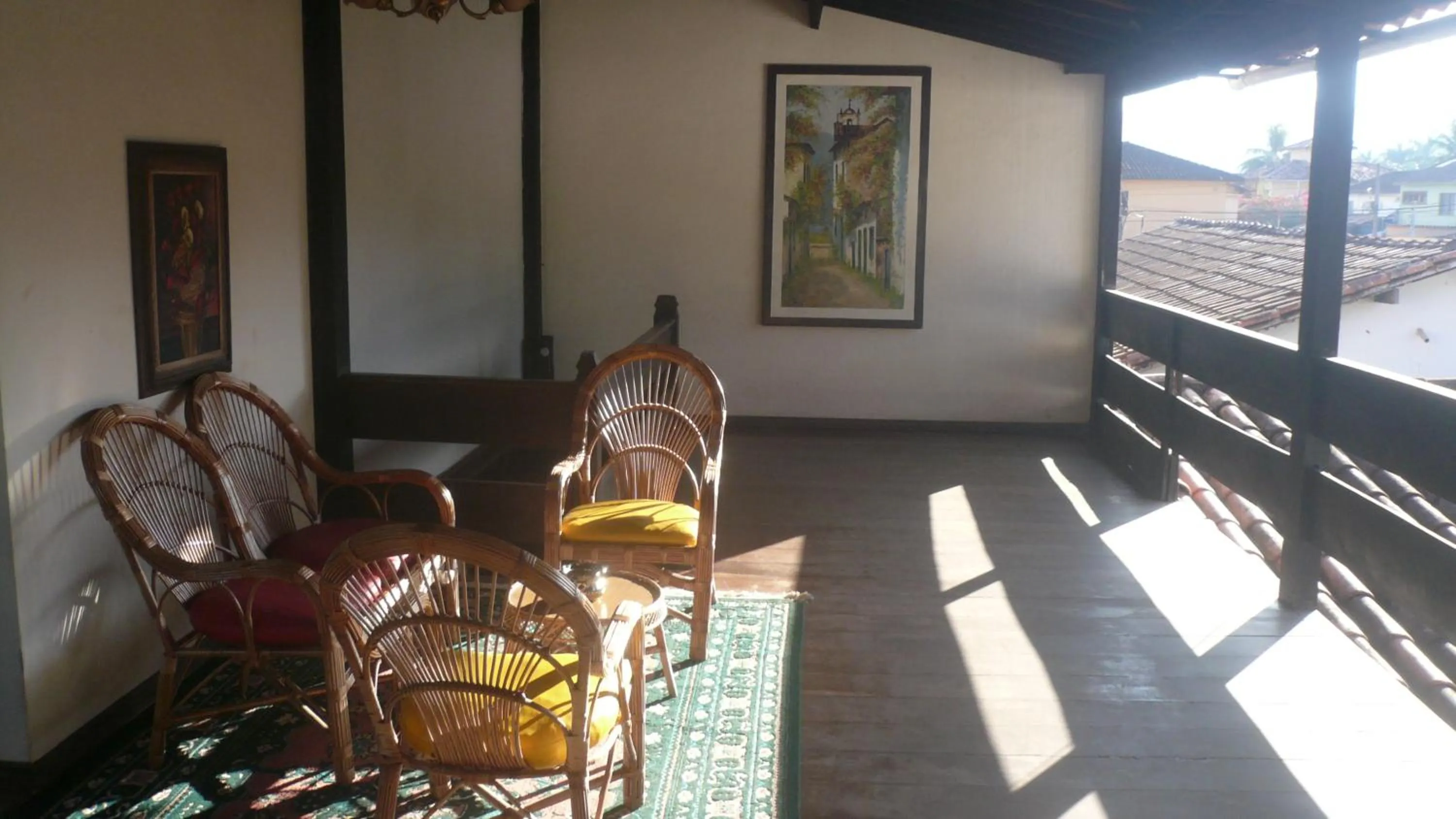 Communal lounge/ TV room in Pousada do Tesouro