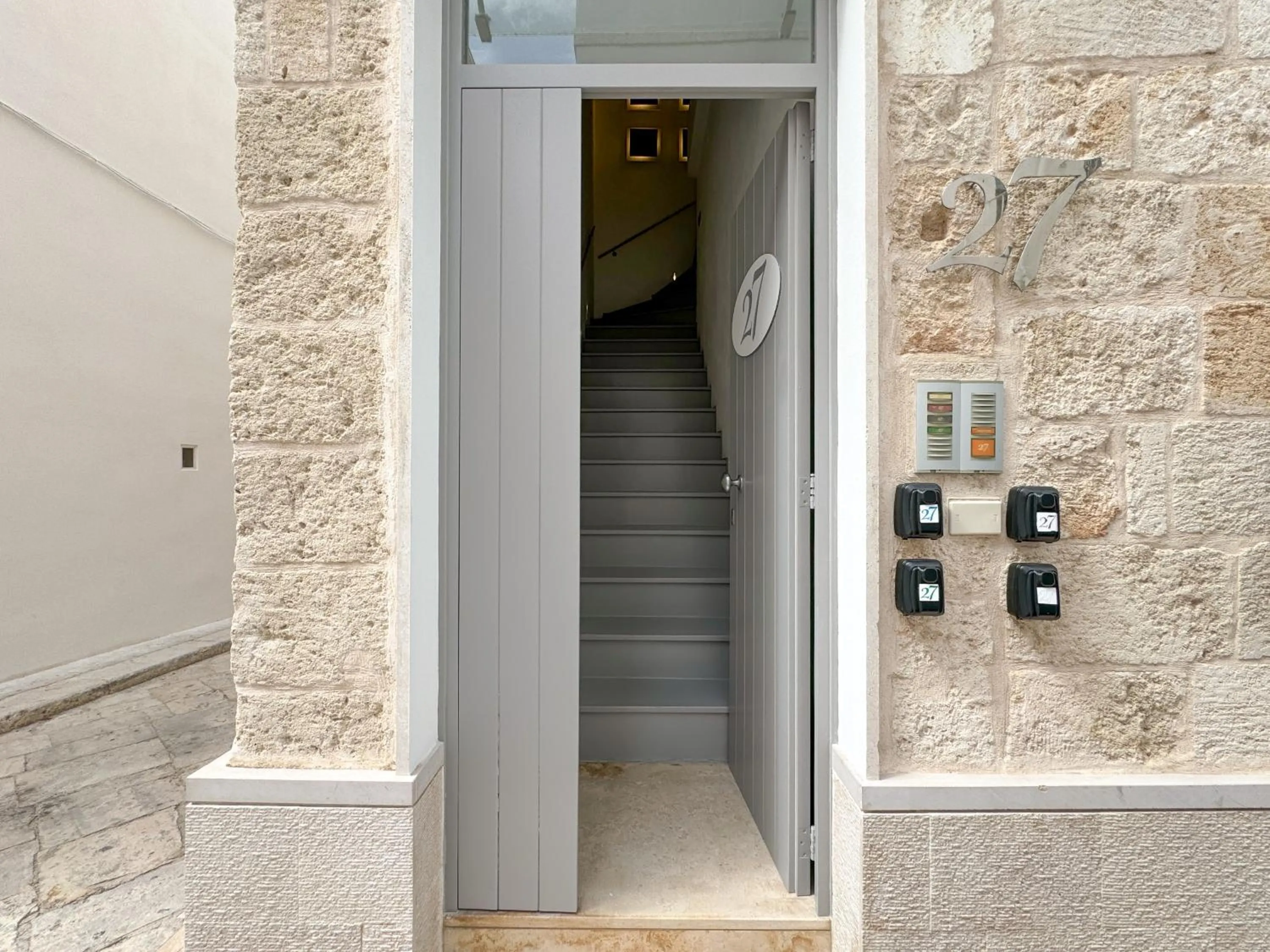 Facade/entrance in Vingt Sept