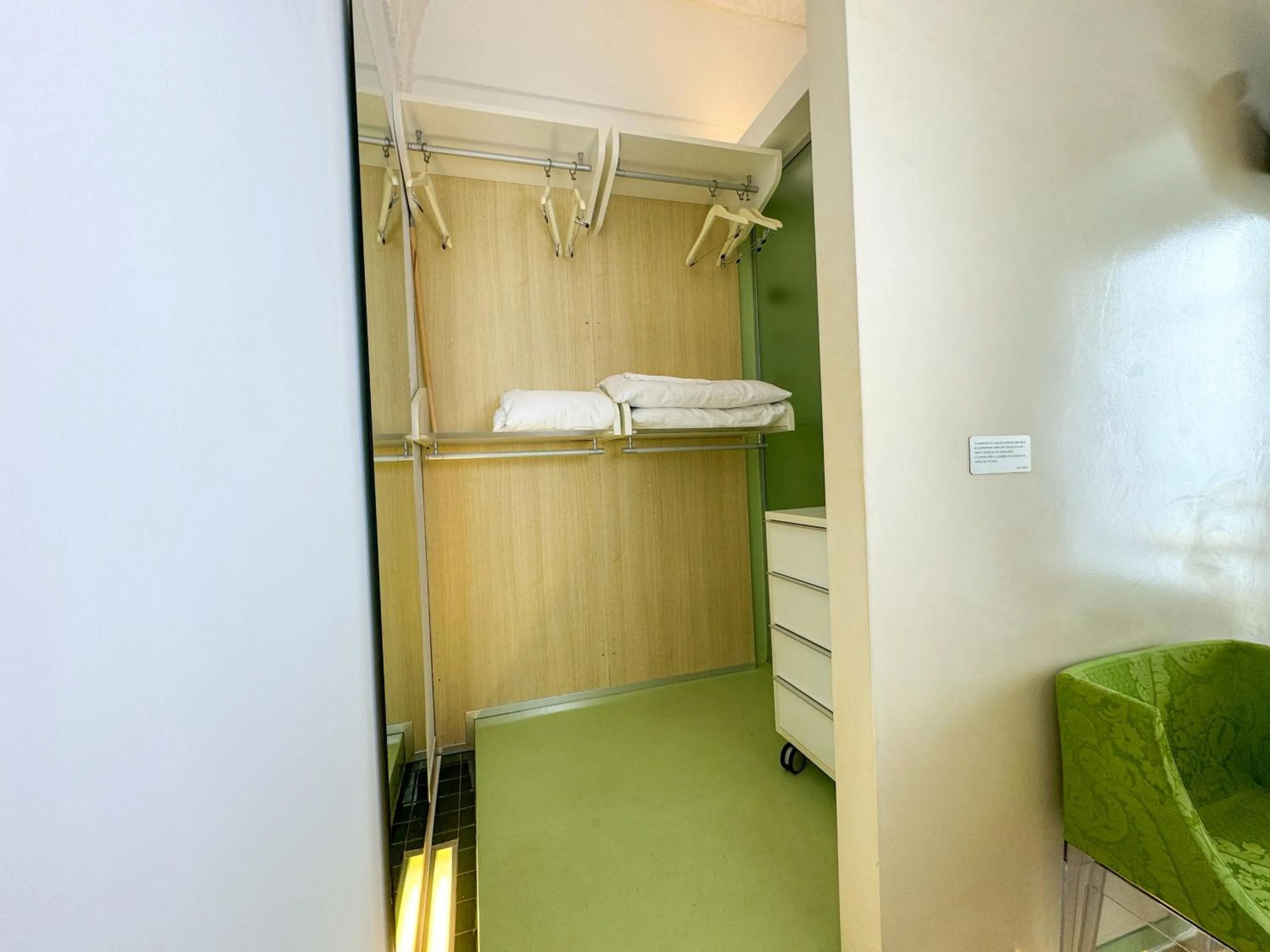 Photo of the whole room in Vingt Sept