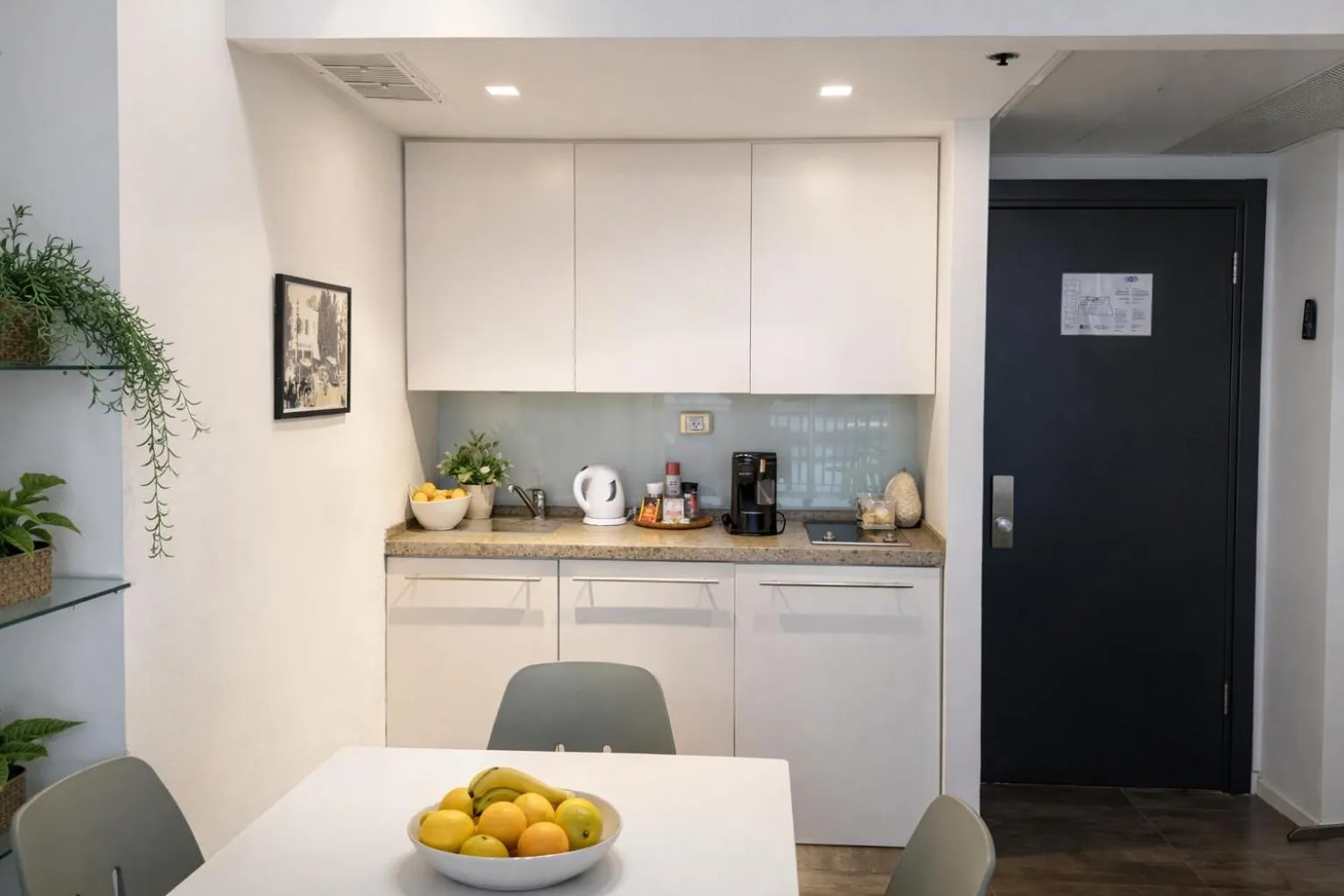 Kitchen or kitchenette in Sea Executive Suites