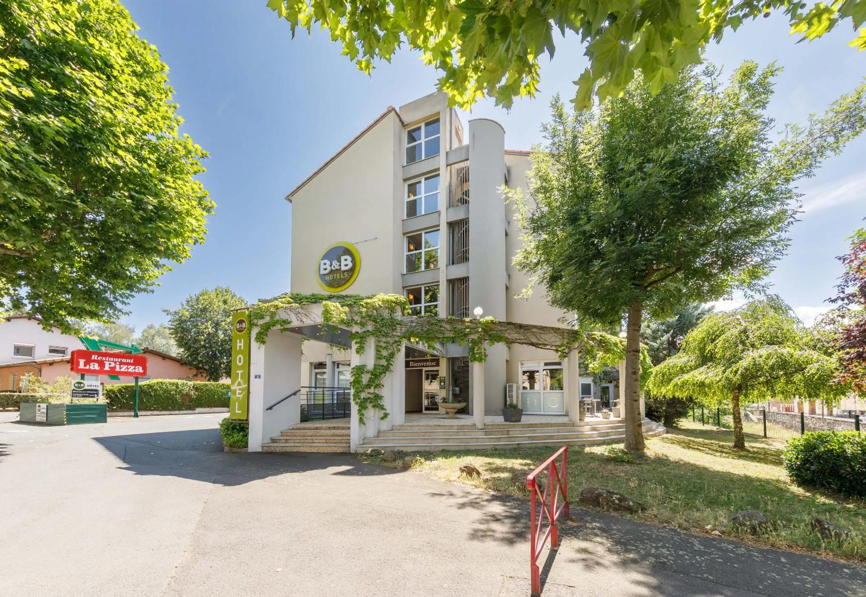 Property building in B&B HOTEL Le Puy-en-Velay