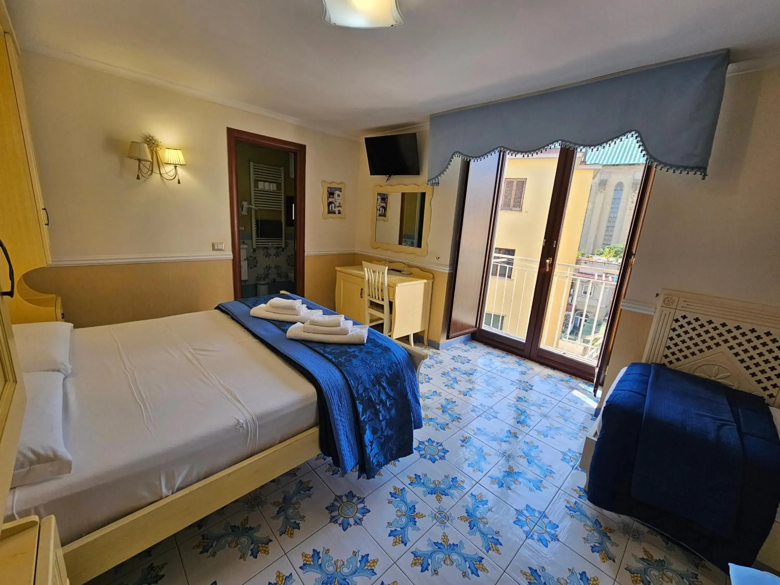 Triple Room with View in Le Ninfe Luxury Rooms Triple Room with View in Le Ninfe Luxury Rooms