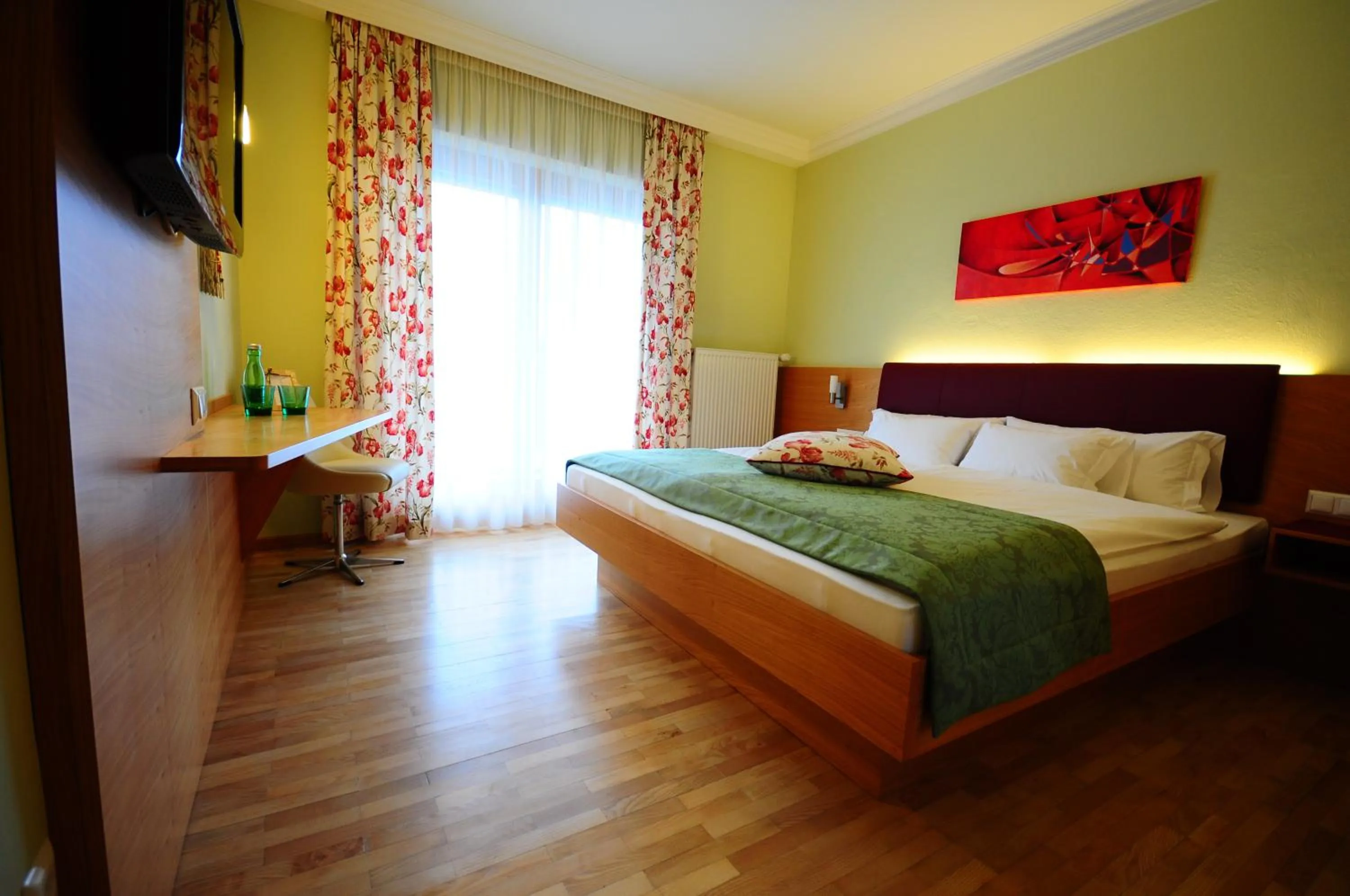 Bedroom, Bed in Kupfer-Dachl