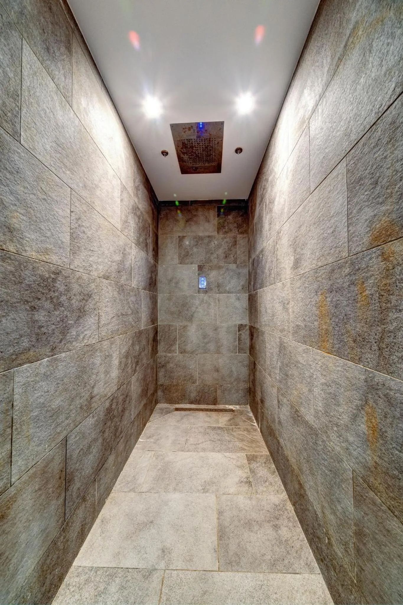 Shower in Grand Hotel Murgavets