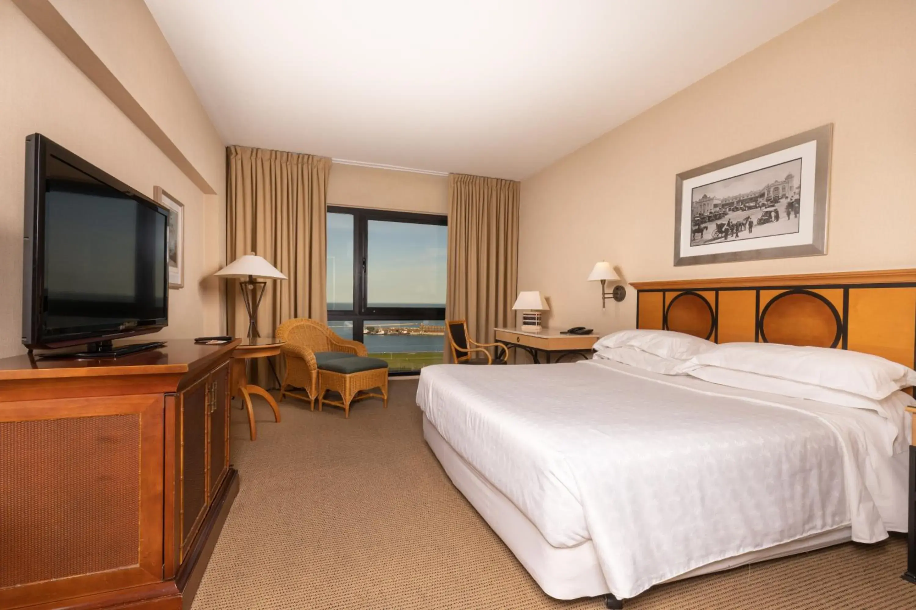 Guest room, 1 King, Ocean view in Sheraton Mar Del Plata Hotel Guest room, 1 King, Ocean view in Sheraton Mar Del Plata Hotel