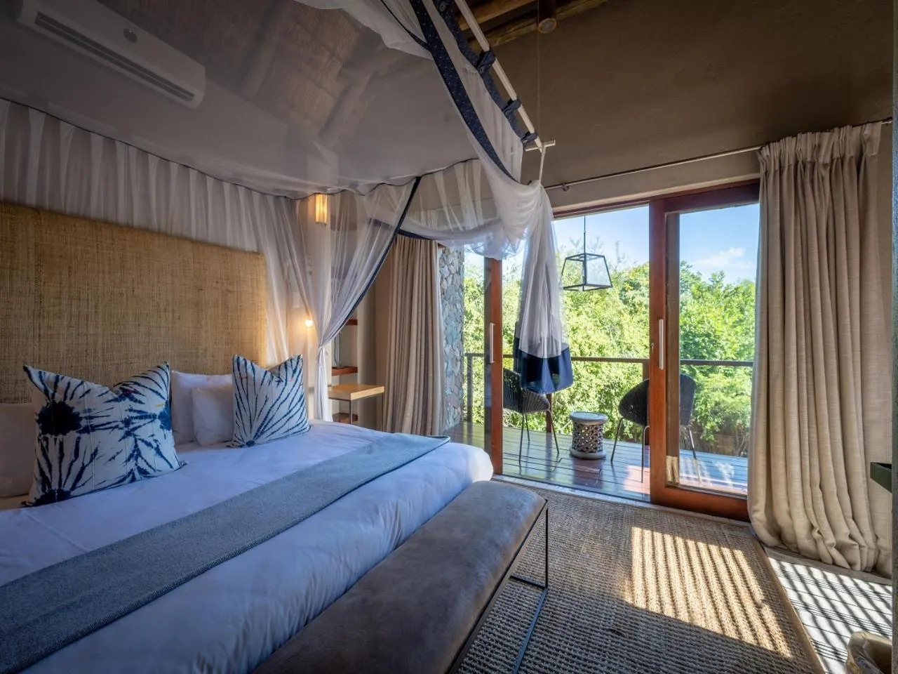 Bed in eKhaya Bush Lodge