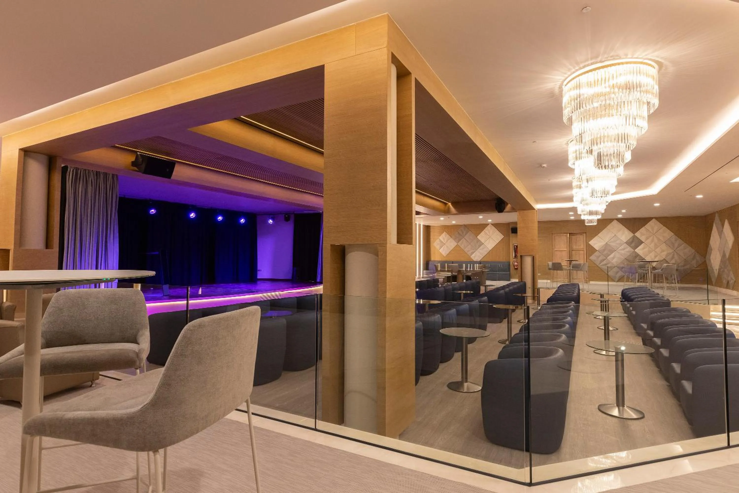 Evening entertainment in Hipotels Barrosa Palace & Spa