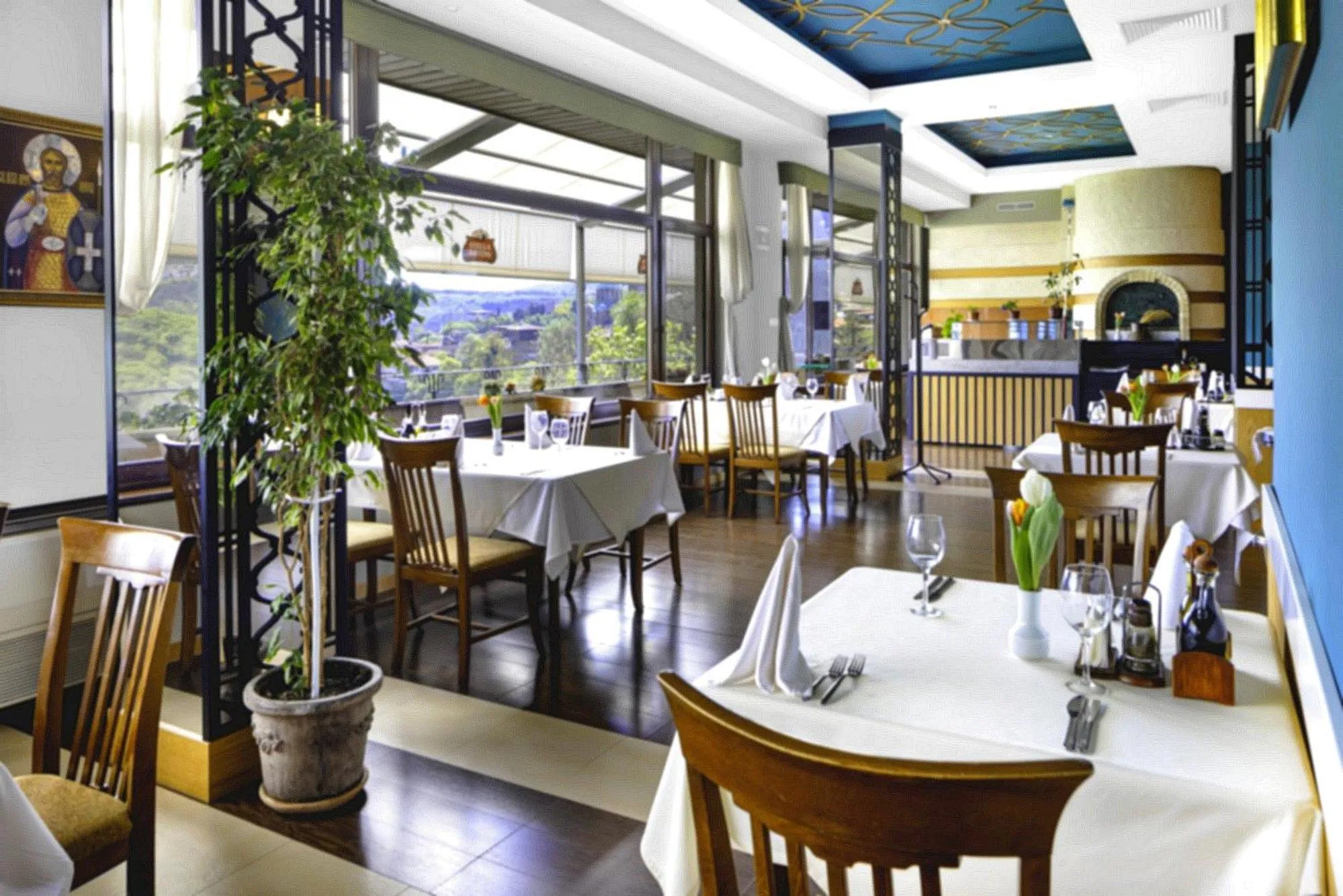 Restaurant/places to eat in Yantra Grand Hotel