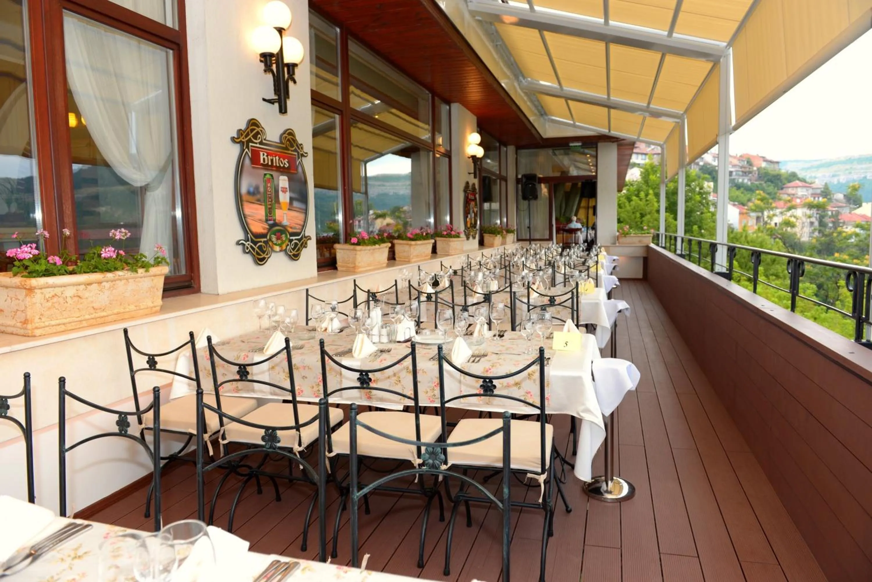 Restaurant/places to eat in Yantra Grand Hotel