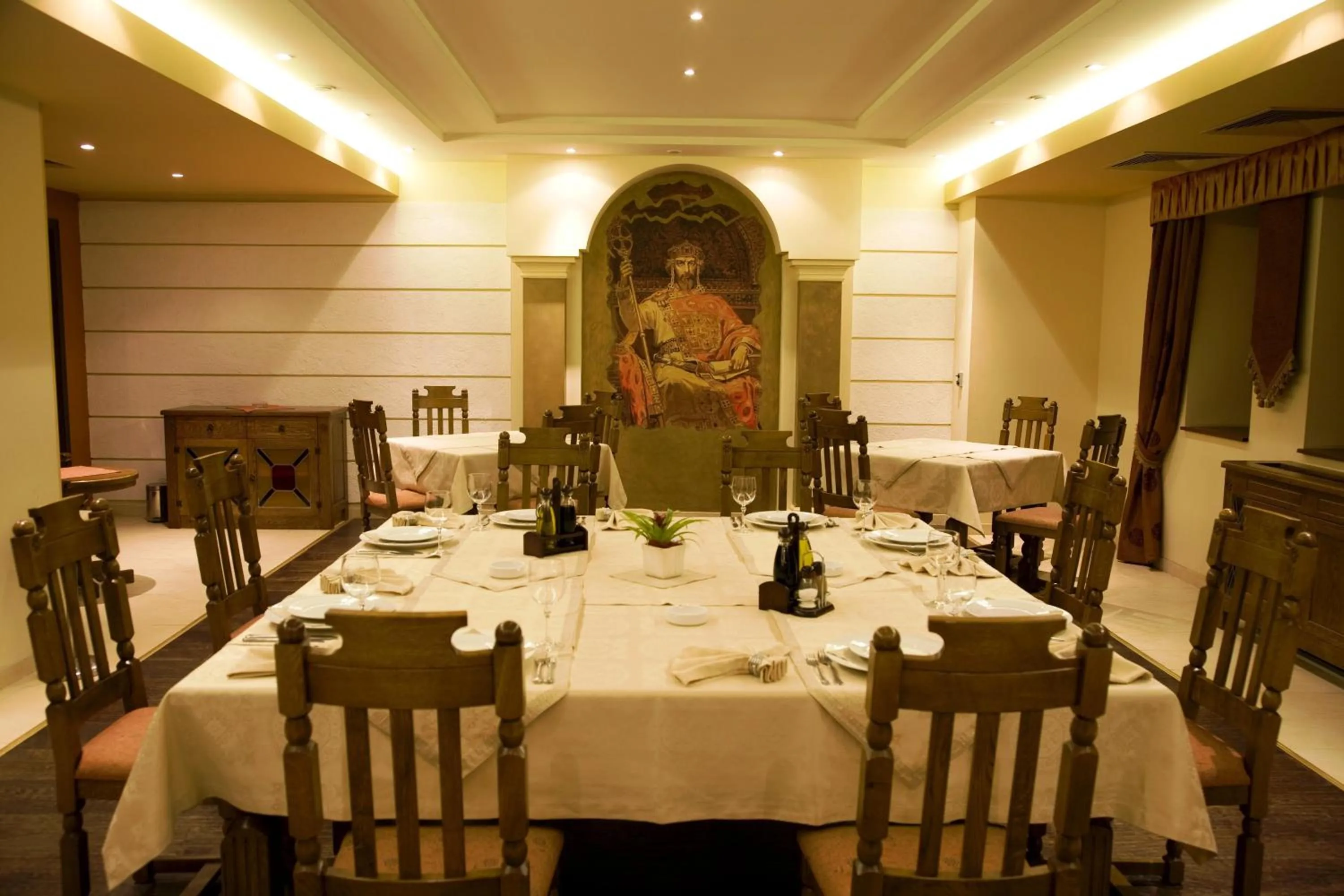 Restaurant/places to eat in Yantra Grand Hotel