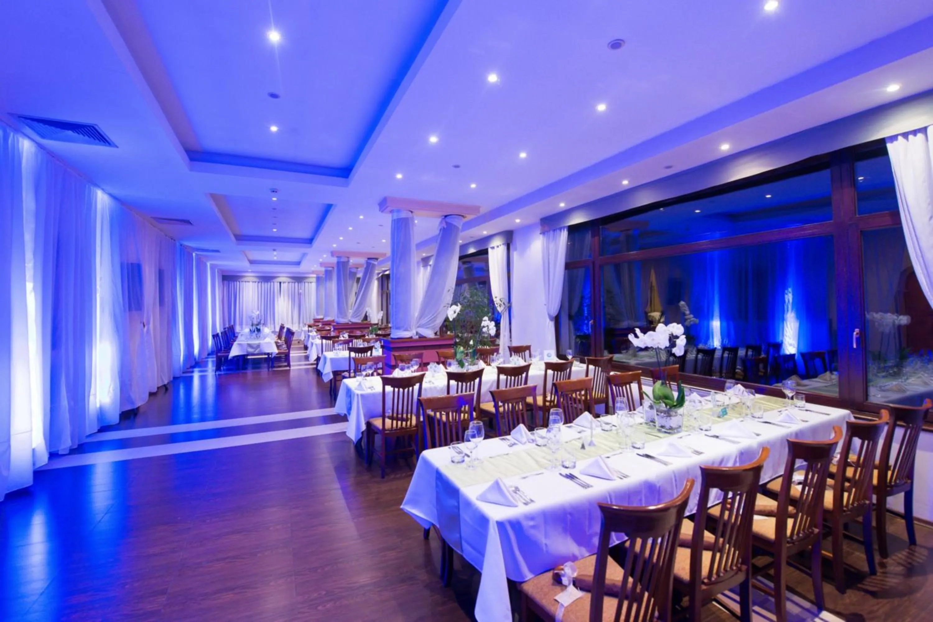 Restaurant/places to eat in Yantra Grand Hotel