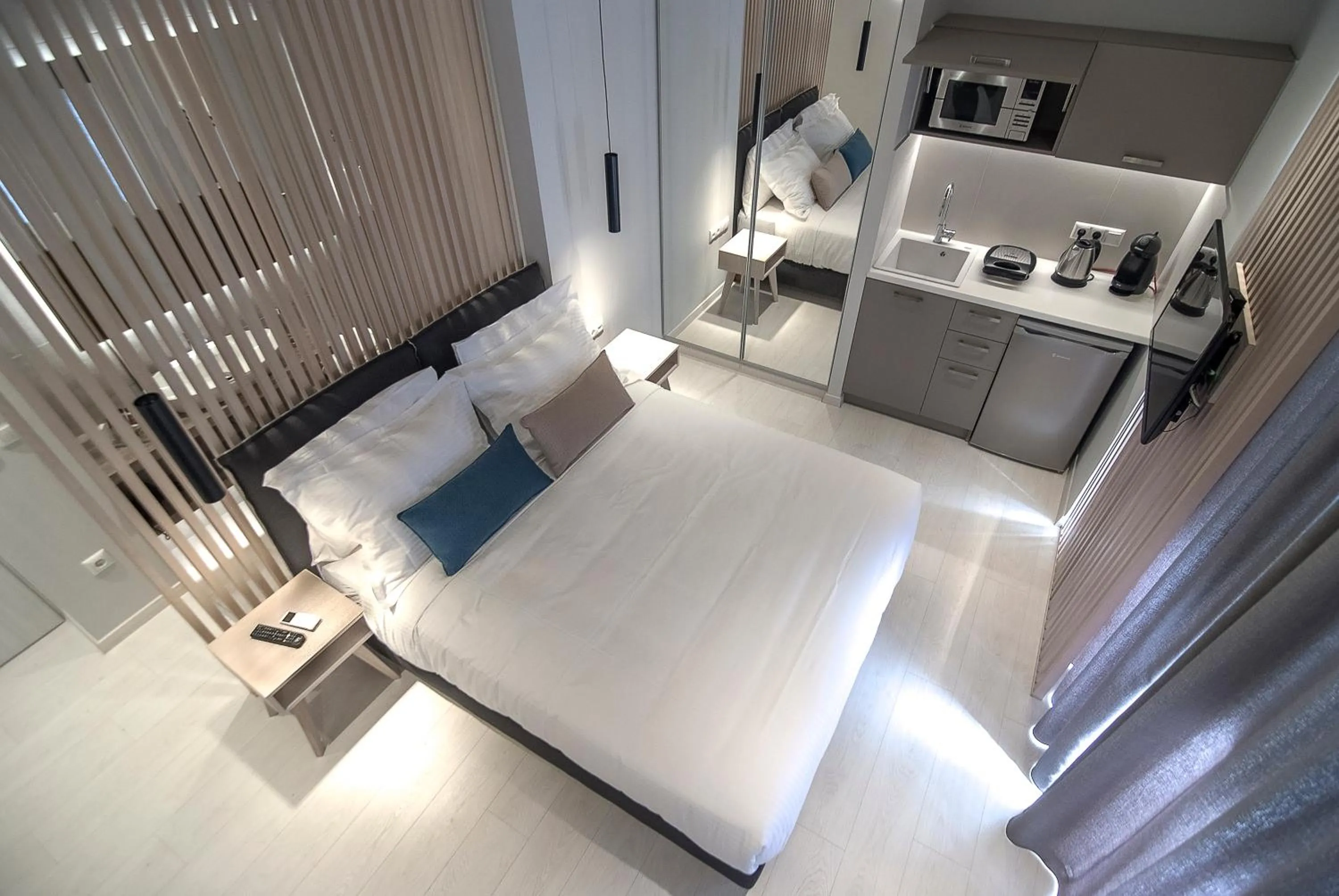 Photo of the whole room, Bed in Acropolis Stay