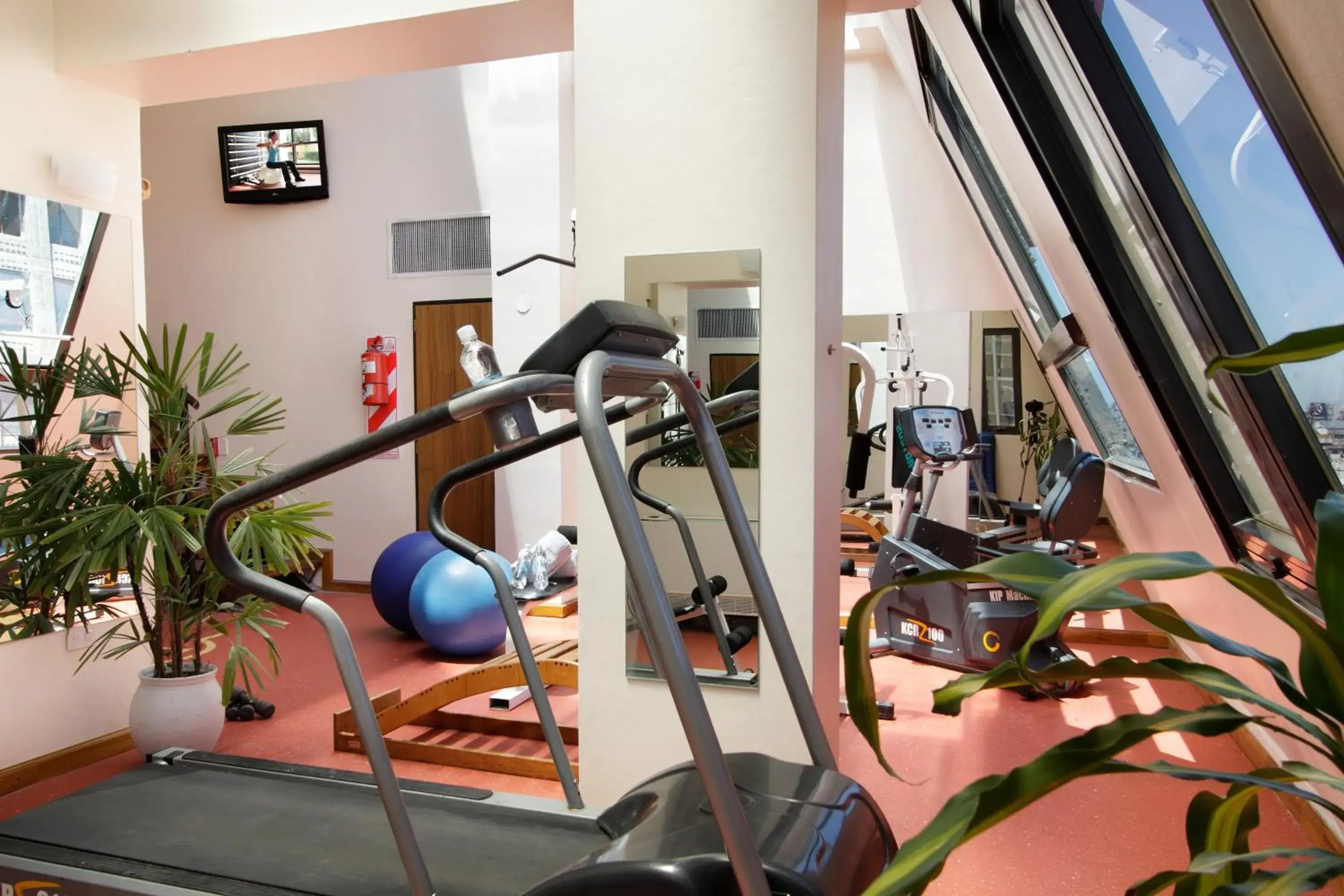 Fitness centre/facilities in Hotel Dolmen Fitness centre/facilities in Hotel Dolmen