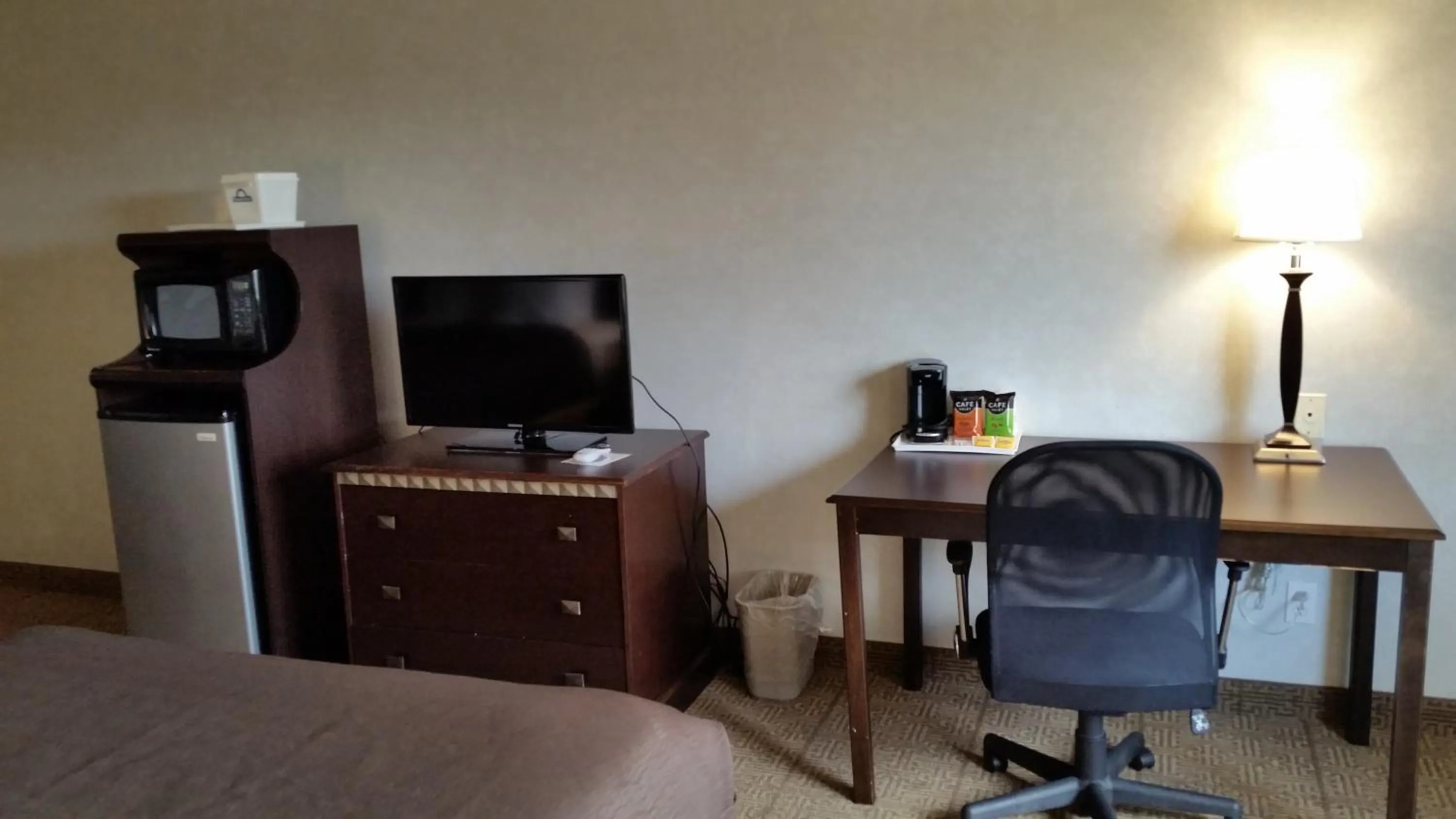 TV and multimedia in Days Inn & Suites by Wyndham Vancouver