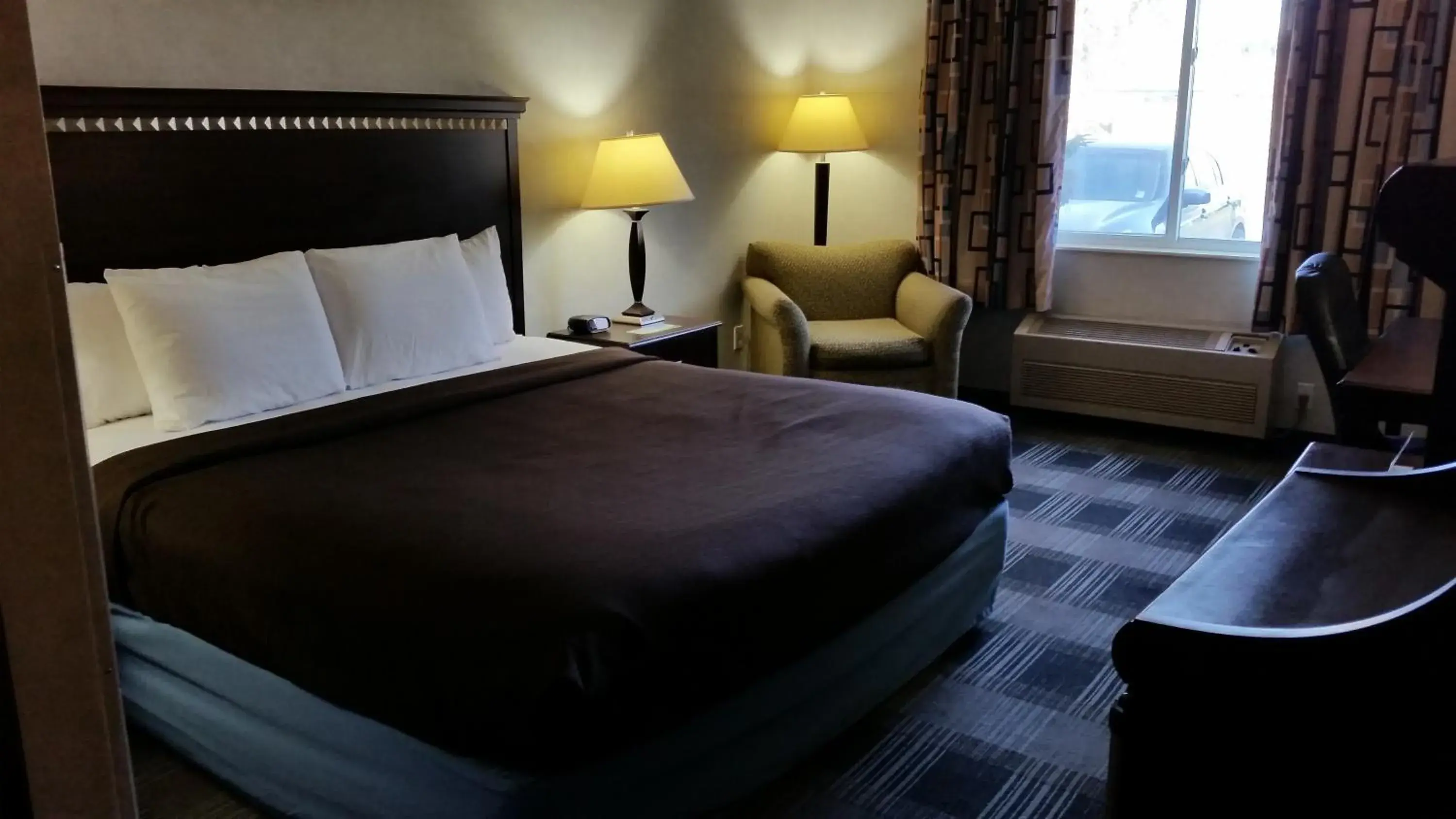 Photo of the whole room, Bed in Days Inn & Suites by Wyndham Vancouver Photo of the whole room, Bed in Days Inn & Suites by Wyndham Vancouver