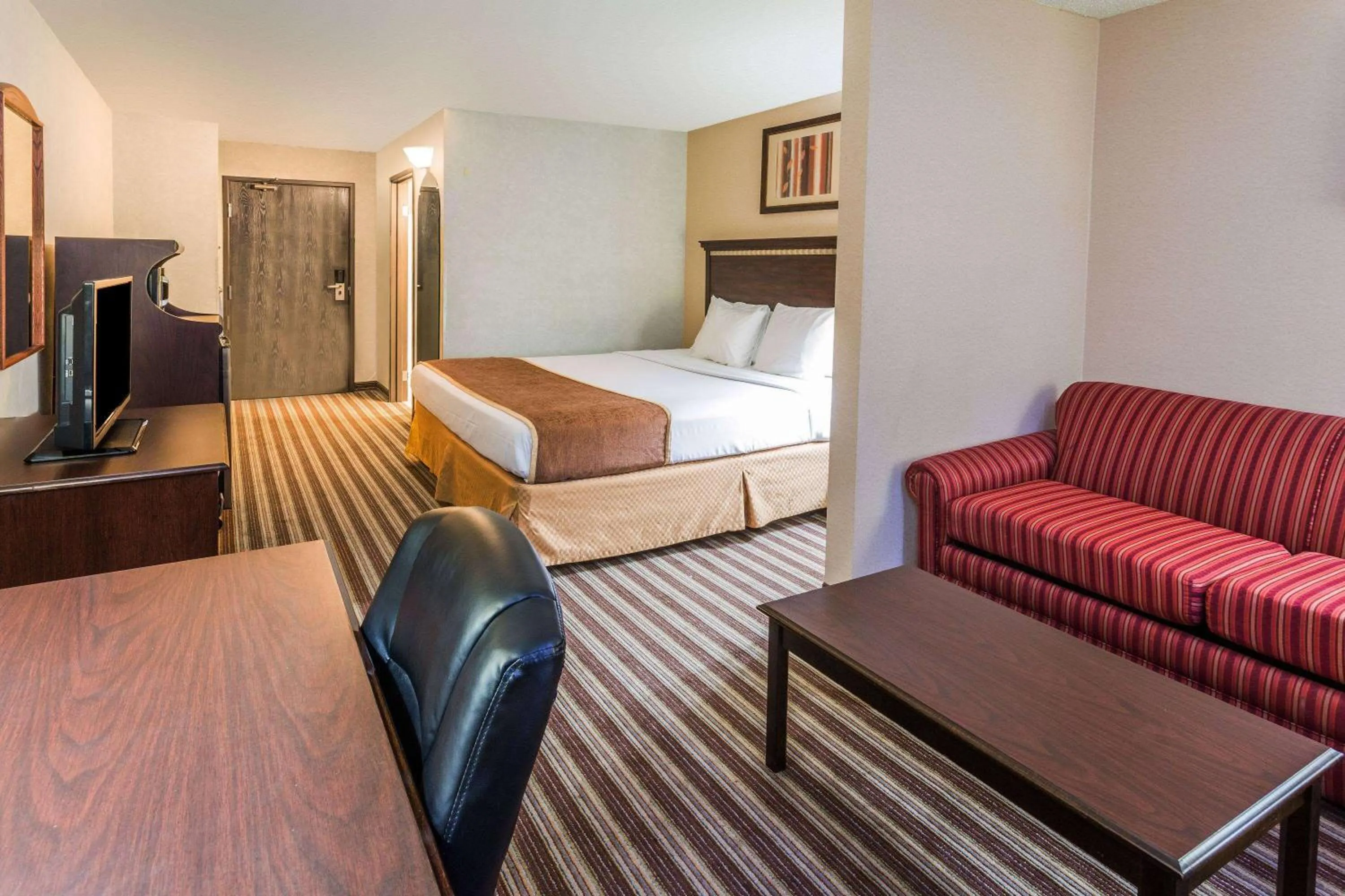 Photo of the whole room, Bed in Days Inn & Suites by Wyndham Vancouver