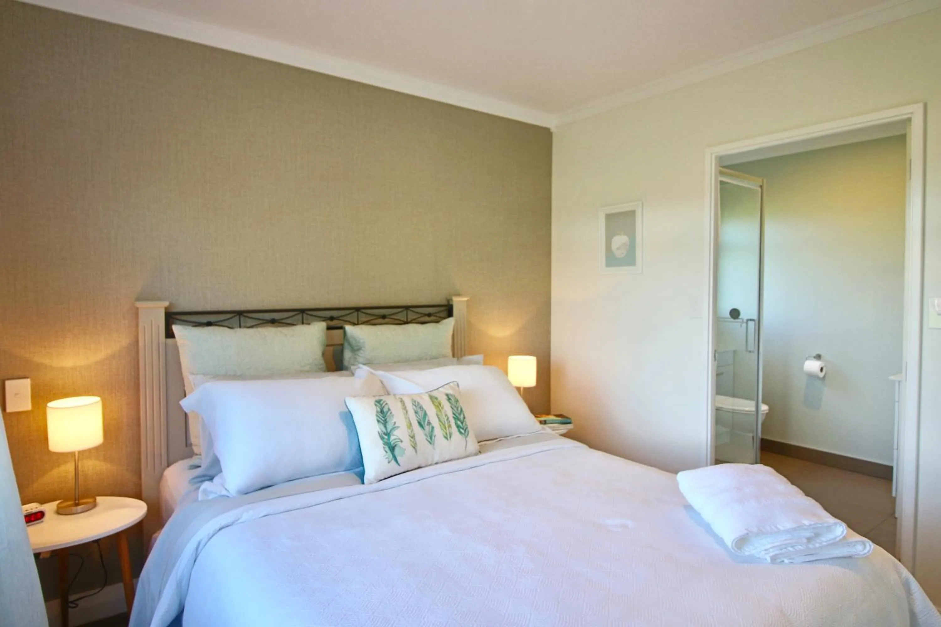 Bedroom, Bed in Walnut Lodge B&B