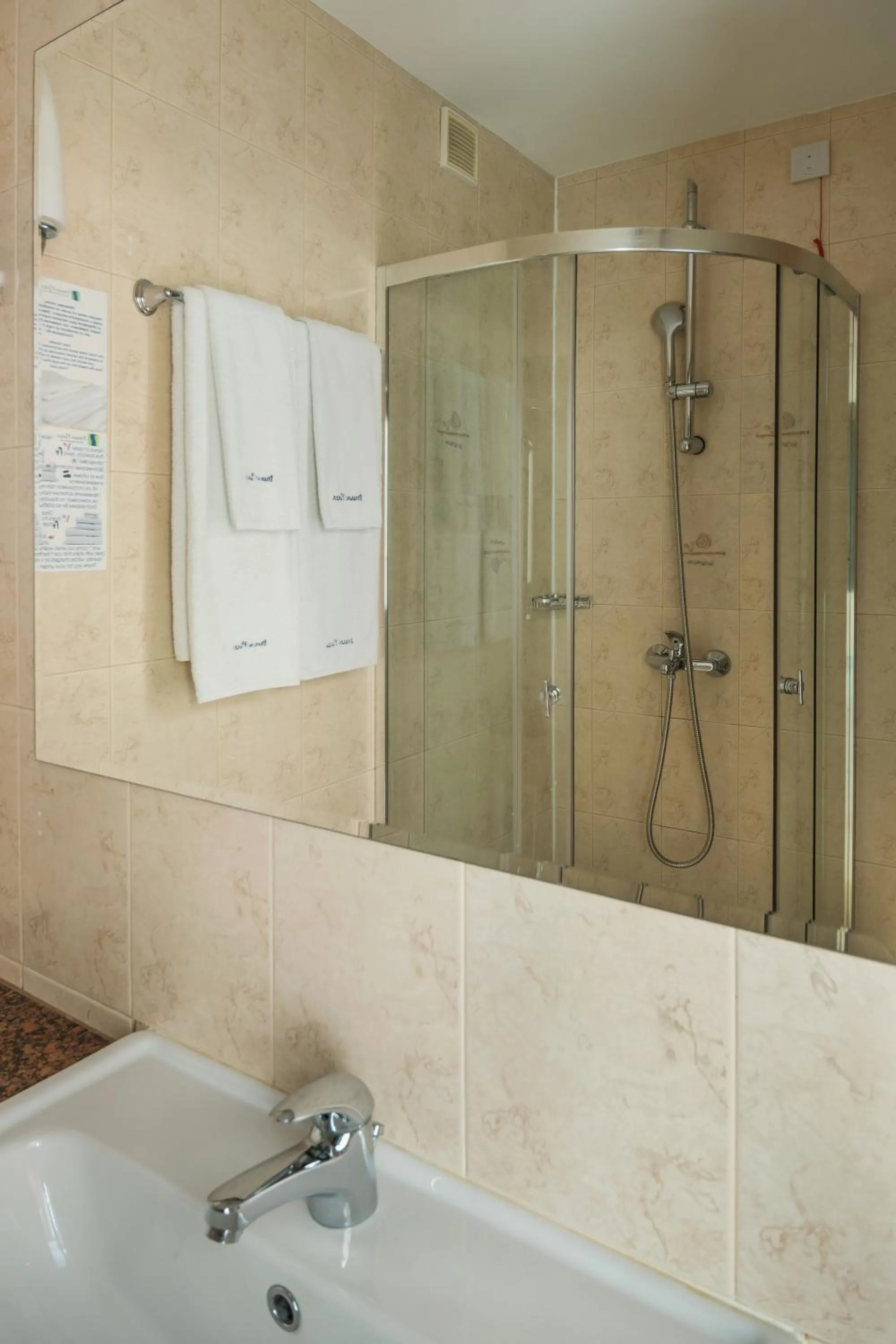 Shower in Dunav Plaza Hotel