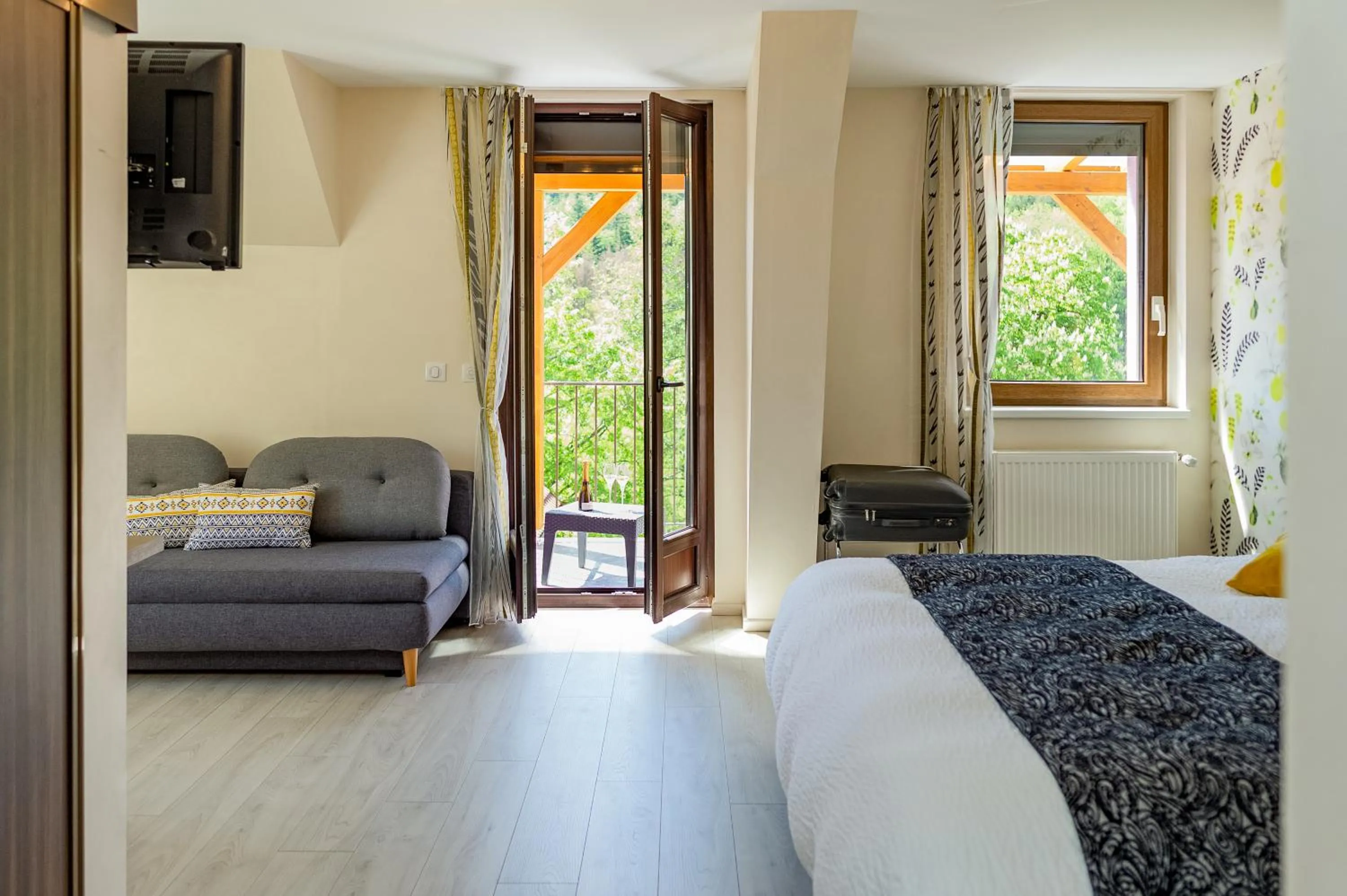 Patio, Bed in Logis Hotel Des Vosges