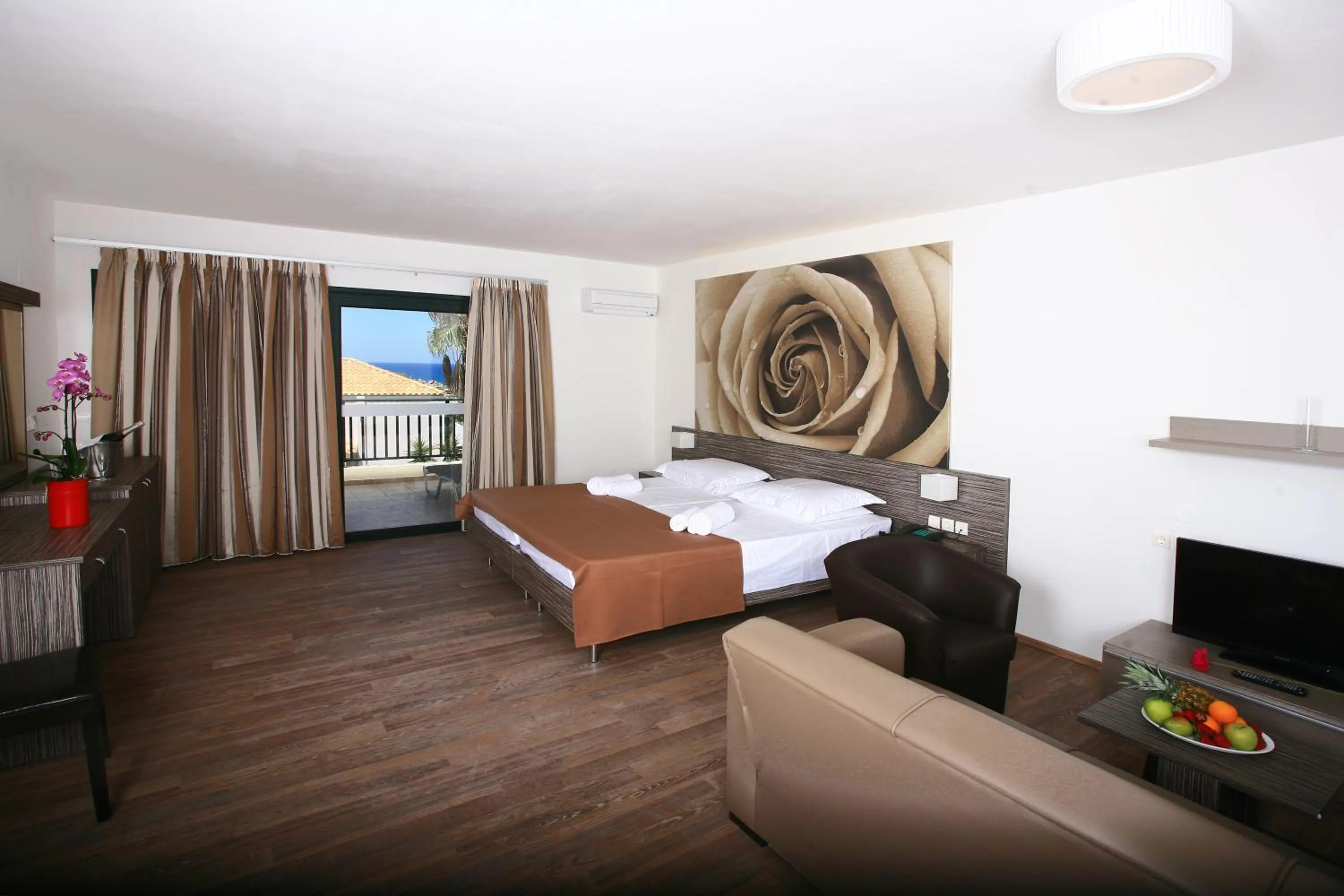 Photo of the whole room, Bed in Eurohotel Katrin Suites