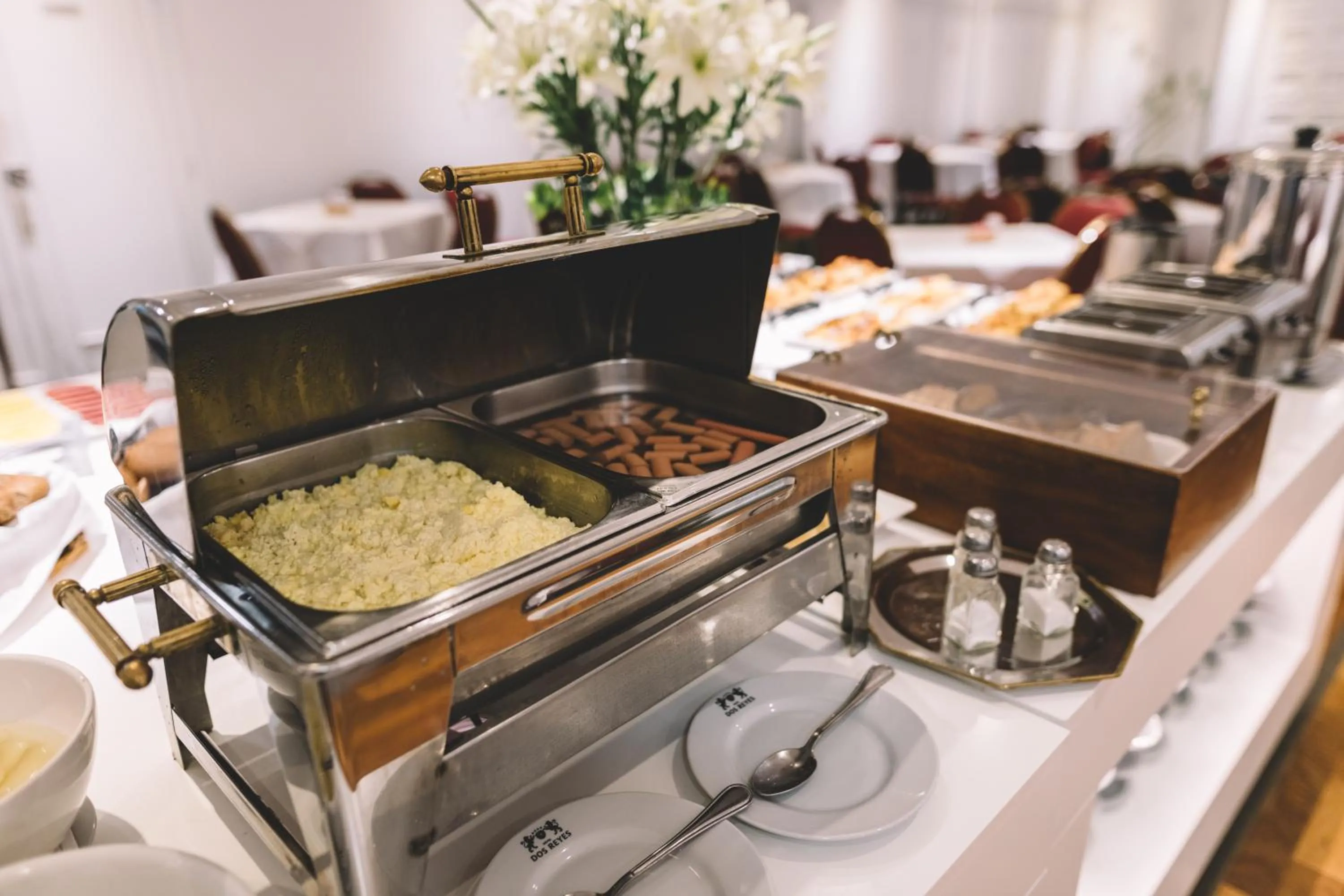 Buffet breakfast in Hotel Dos Reyes