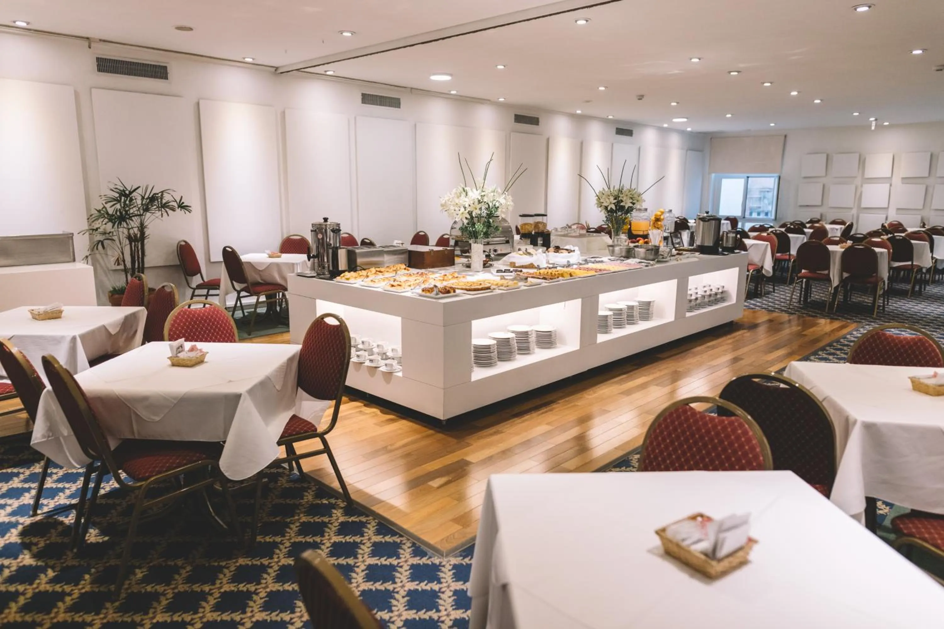 Buffet breakfast in Hotel Dos Reyes