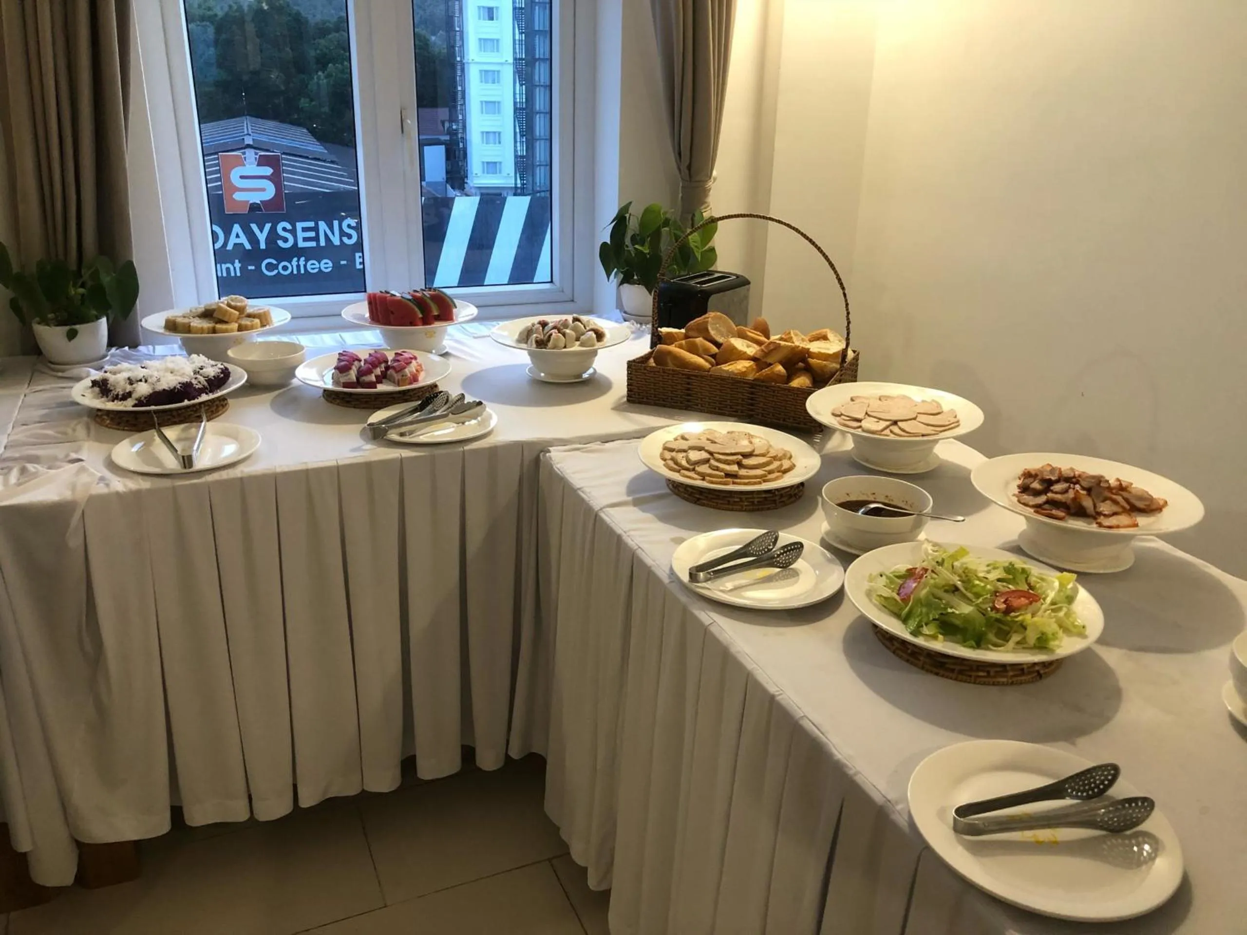 Restaurant/places to eat in Nice Life Hotel